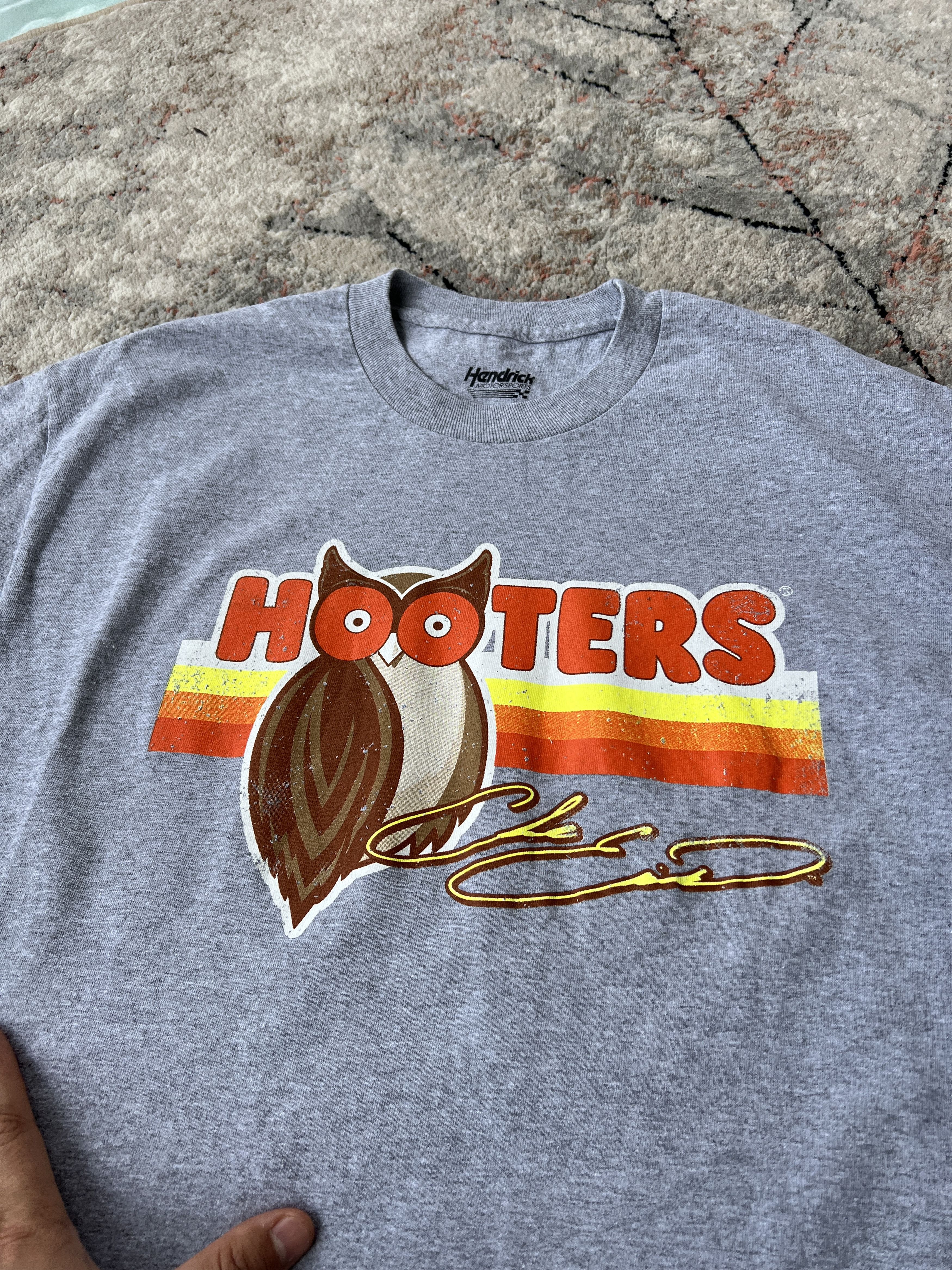 NASCAR Hendrick Motosports Hooters Nascar Tee Size US L / EU 52-54 / 3 - 3 Thumbnail