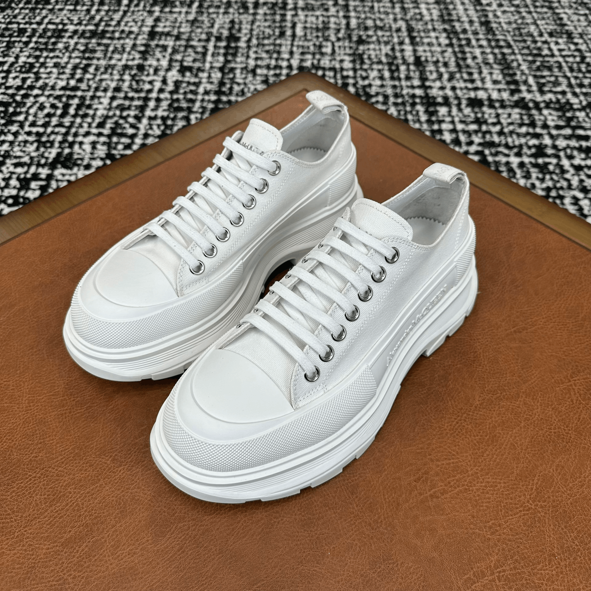 Alexander McQueen Alexander McQueen White Lowtop Sneakers 9 Men Size US 9 / EU 42 - 1 Thumbnail