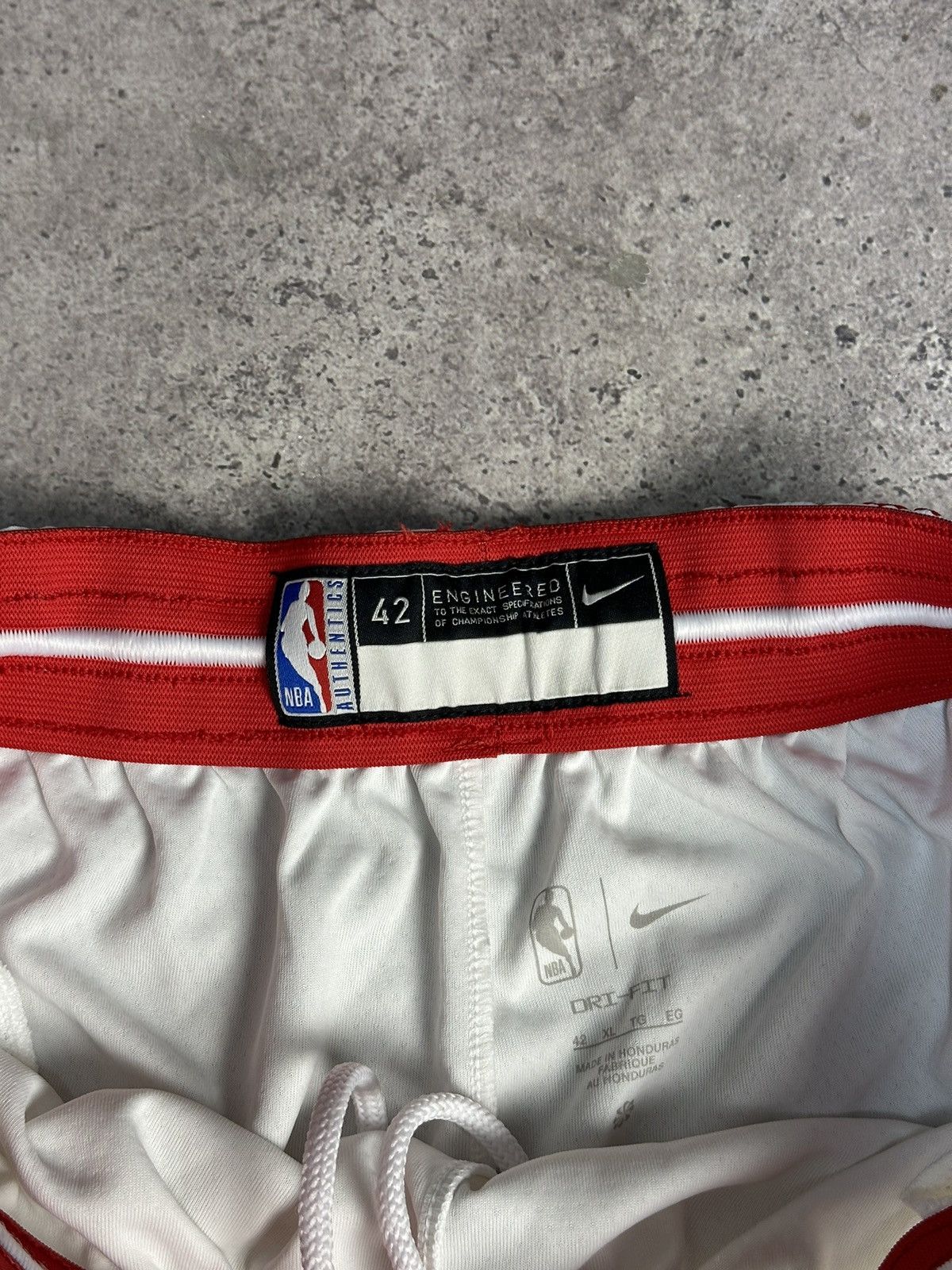 NBA × Vintage Vintage Nike Chicago Bulls NBA Shorts Association Edition Size US 34 / EU 50 - 8 Thumbnail