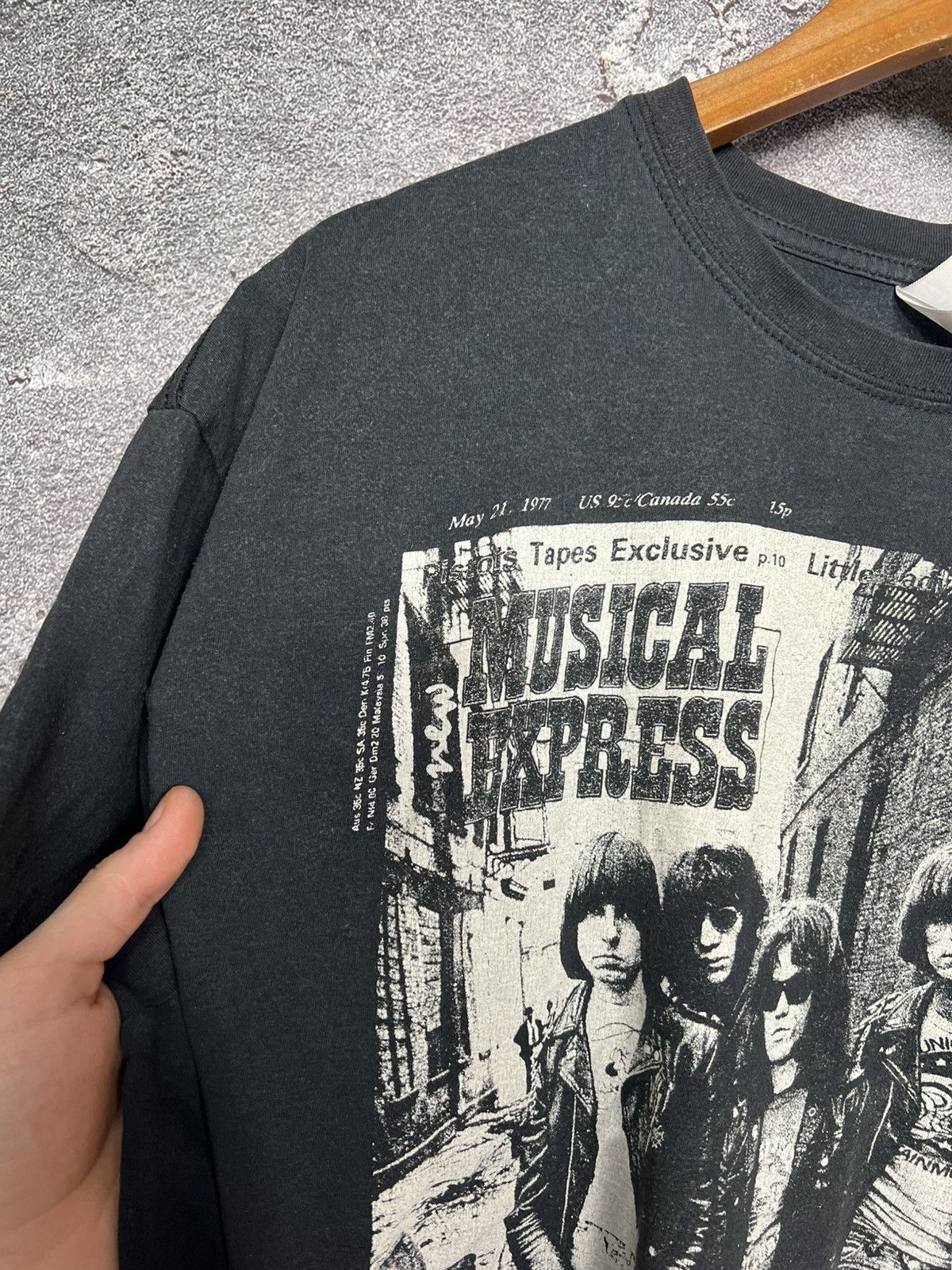 Band Tees Vintage 90s The Ramones Gabba Gabba Hey Band T-shirt Tee Size US XL / EU 56 / 4 - 8 Thumbnail
