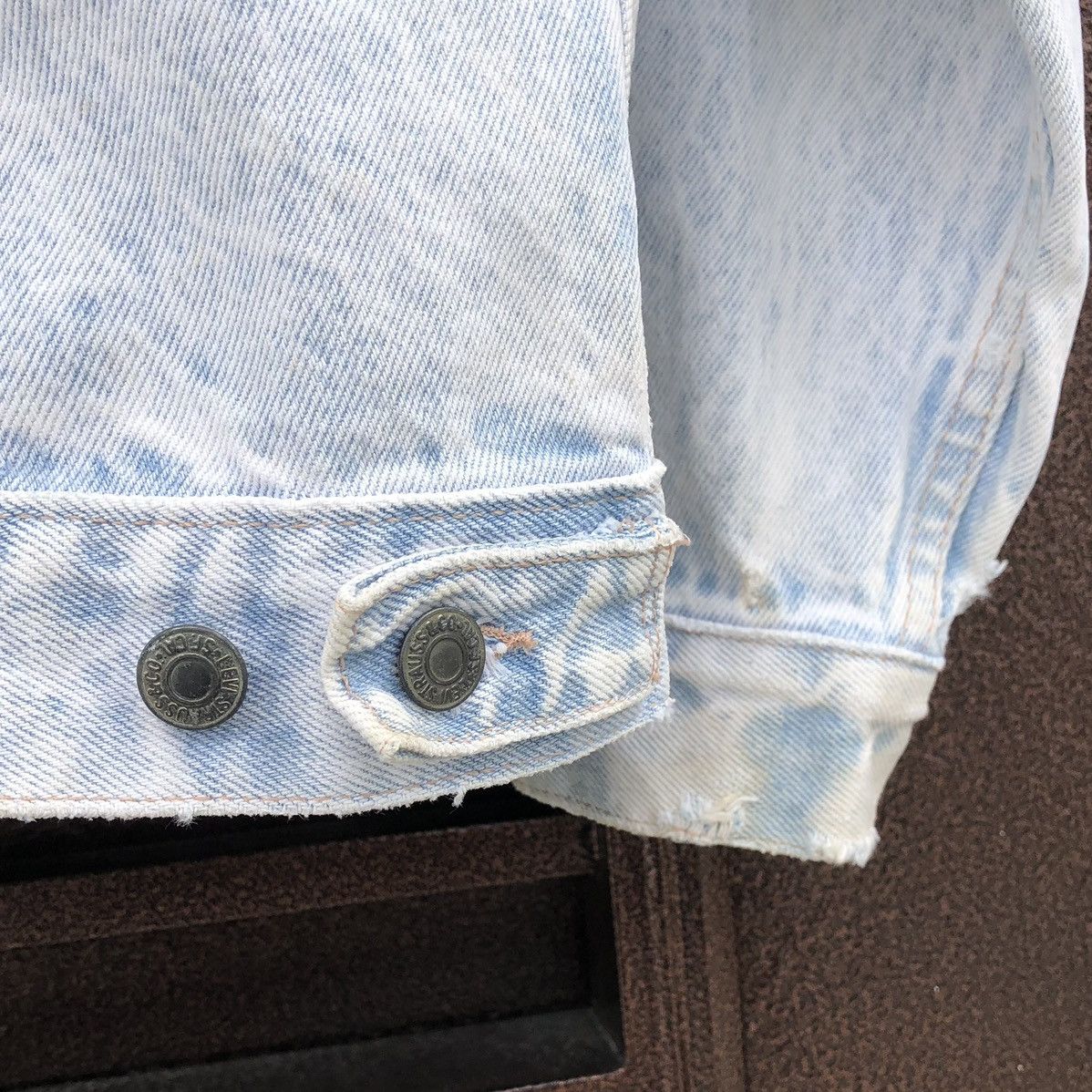 Levi's VTG Levis Light Wash Blue Denim Distressed Trucker jacket Size US M / EU 48-50 / 2 - 11 Thumbnail