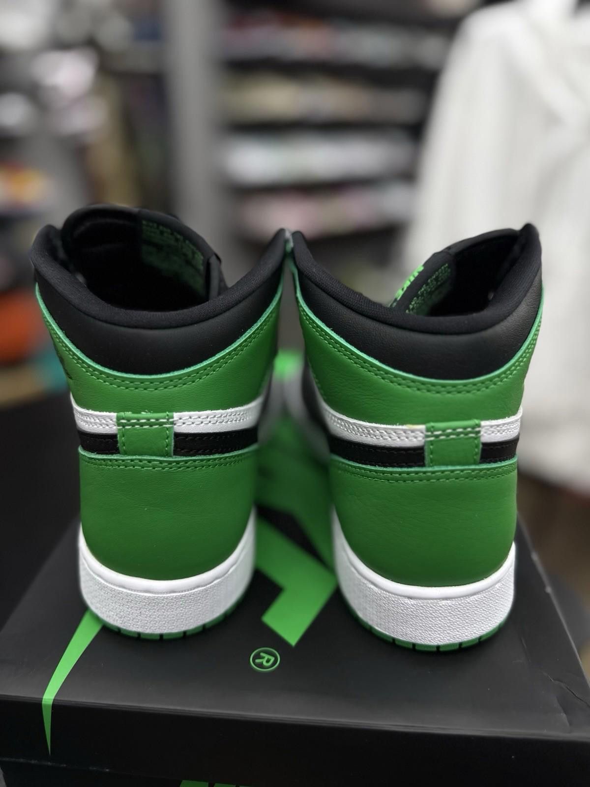 Jordan Brand Nike Air Jordan 1 Retro High OG "Lucky Green" (GS) 6Y/7.5W Size US 6 / EU 39 - 7 Thumbnail