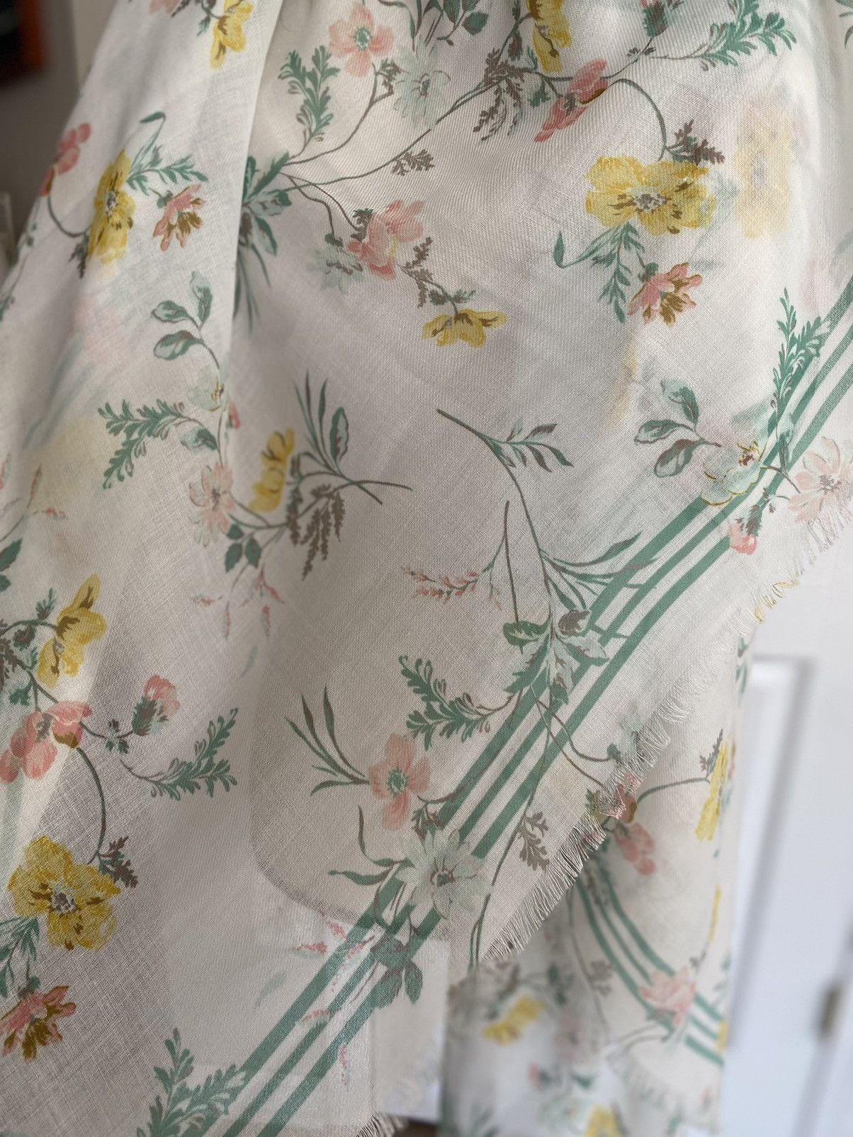 Other BEAUTIFUL VINTAGE LARGE FRAYED FLORAL SHAWL SCARF Size ONE SIZE - 2 Thumbnail