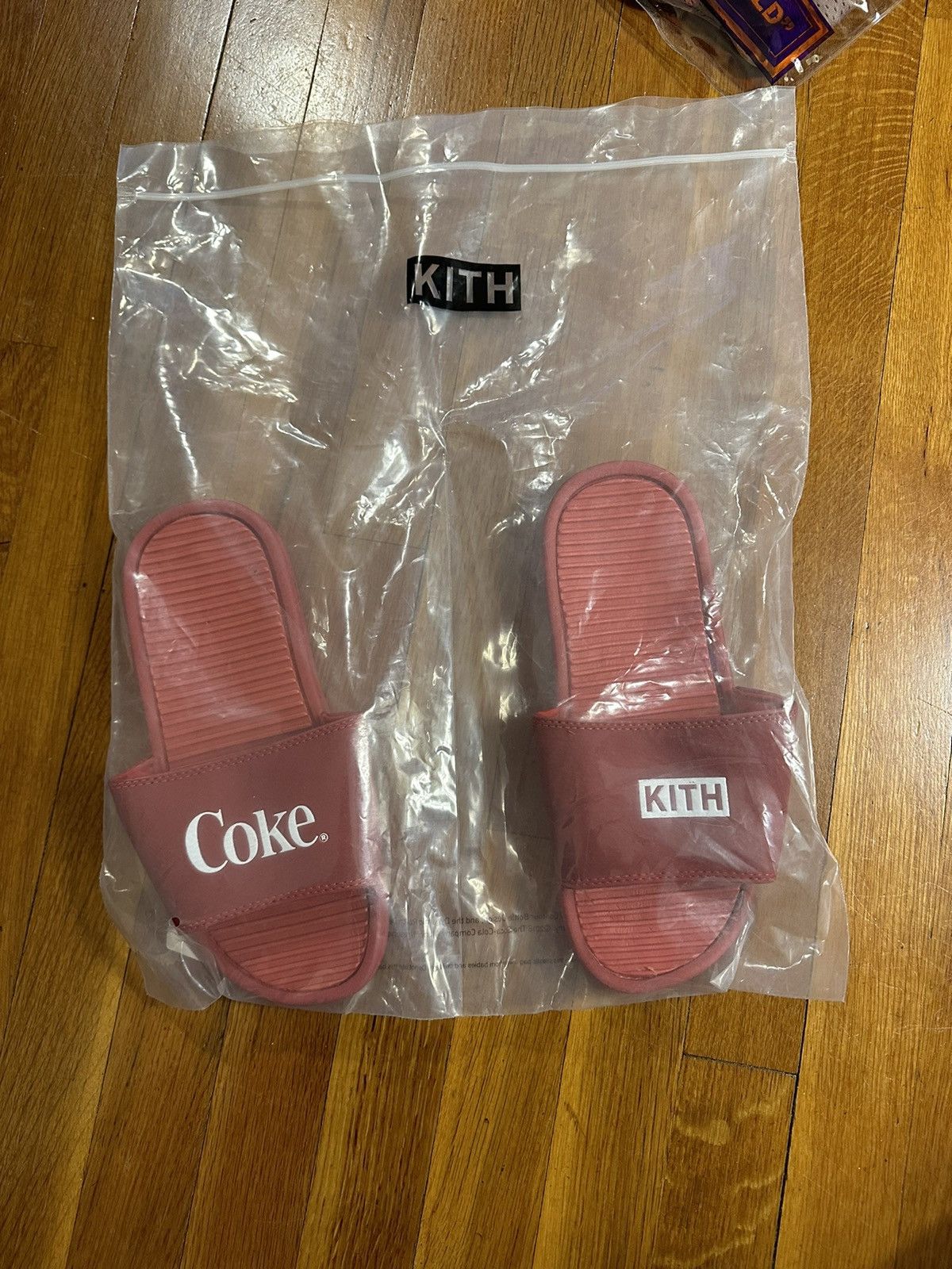 Coca Cola × Kith Kith X Coca Cola slides size 7 Size US 7 / EU 40 - 1 Thumbnail