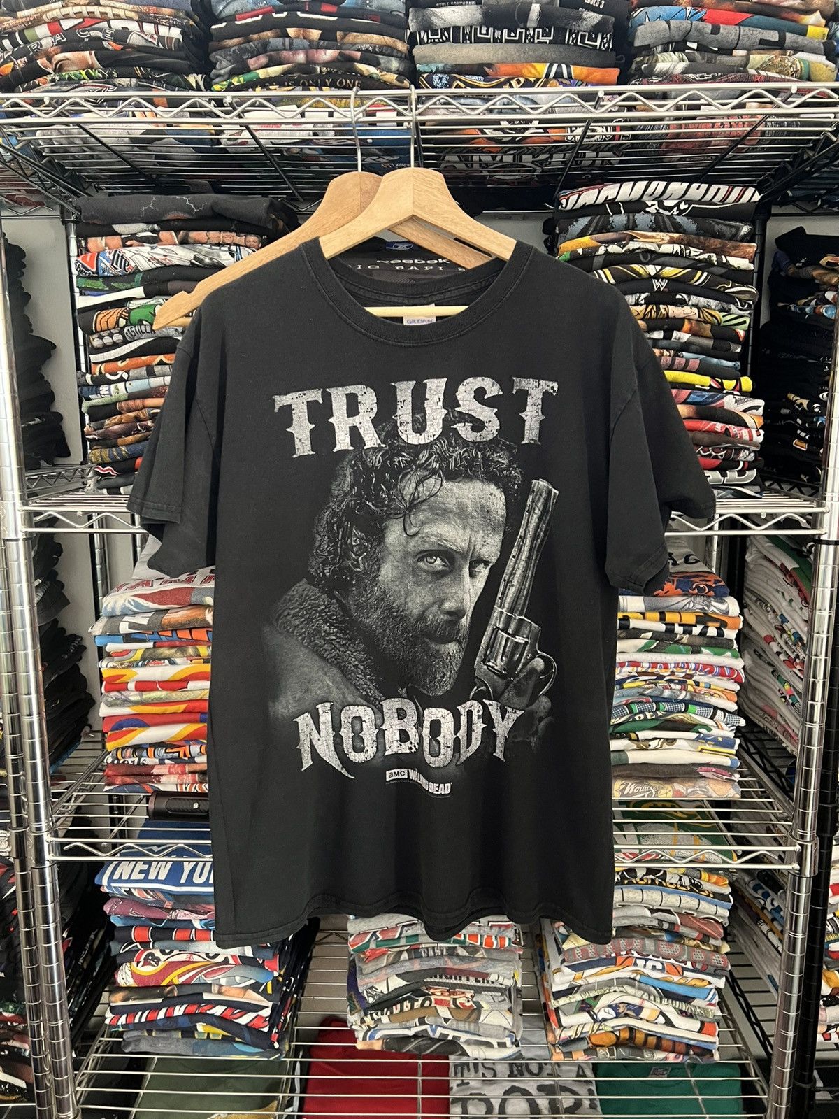 Gildan The Walking Dead Trust Nobody Rick Grimes Promo Tee Size US L / EU 52-54 / 3 - 1 Thumbnail