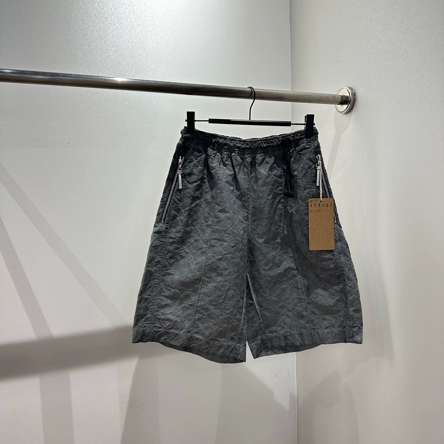 Louis Vuitton LV Monogram All-Over Short 38 Size 27" / US 4 / IT 40 - 1 Thumbnail