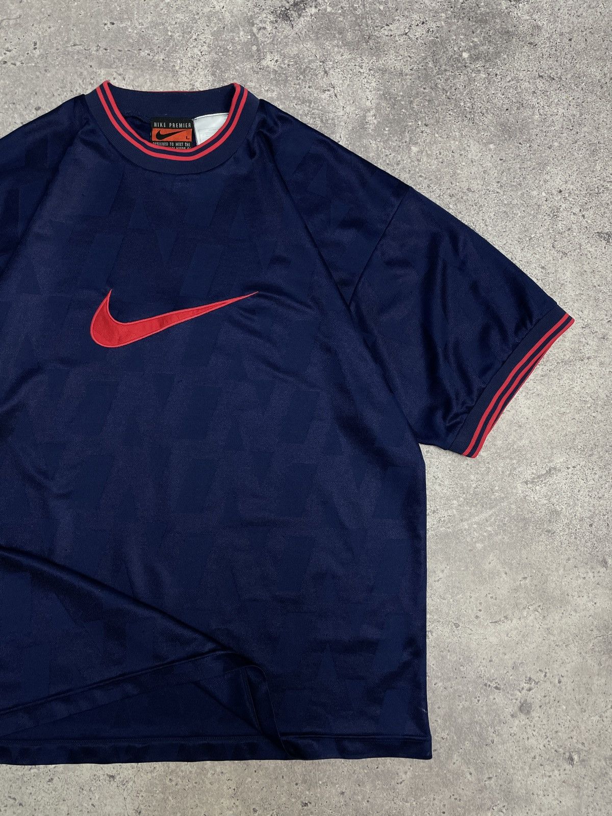 Vintage Vintage Nike Big Swoosh Tee Centre Logo 00s T-shirt Size US L / EU 52-54 / 3 - 3 Thumbnail
