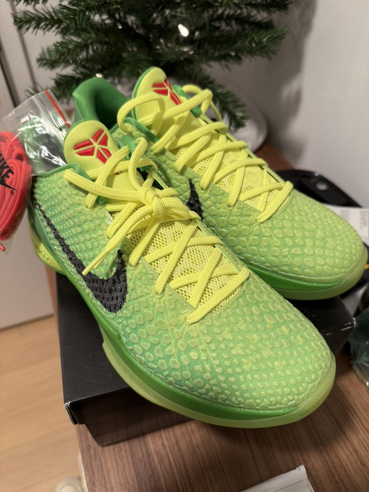 Nike Kobe IV Grinch Size US 10.5 / EU 43-44 - 1 Thumbnail