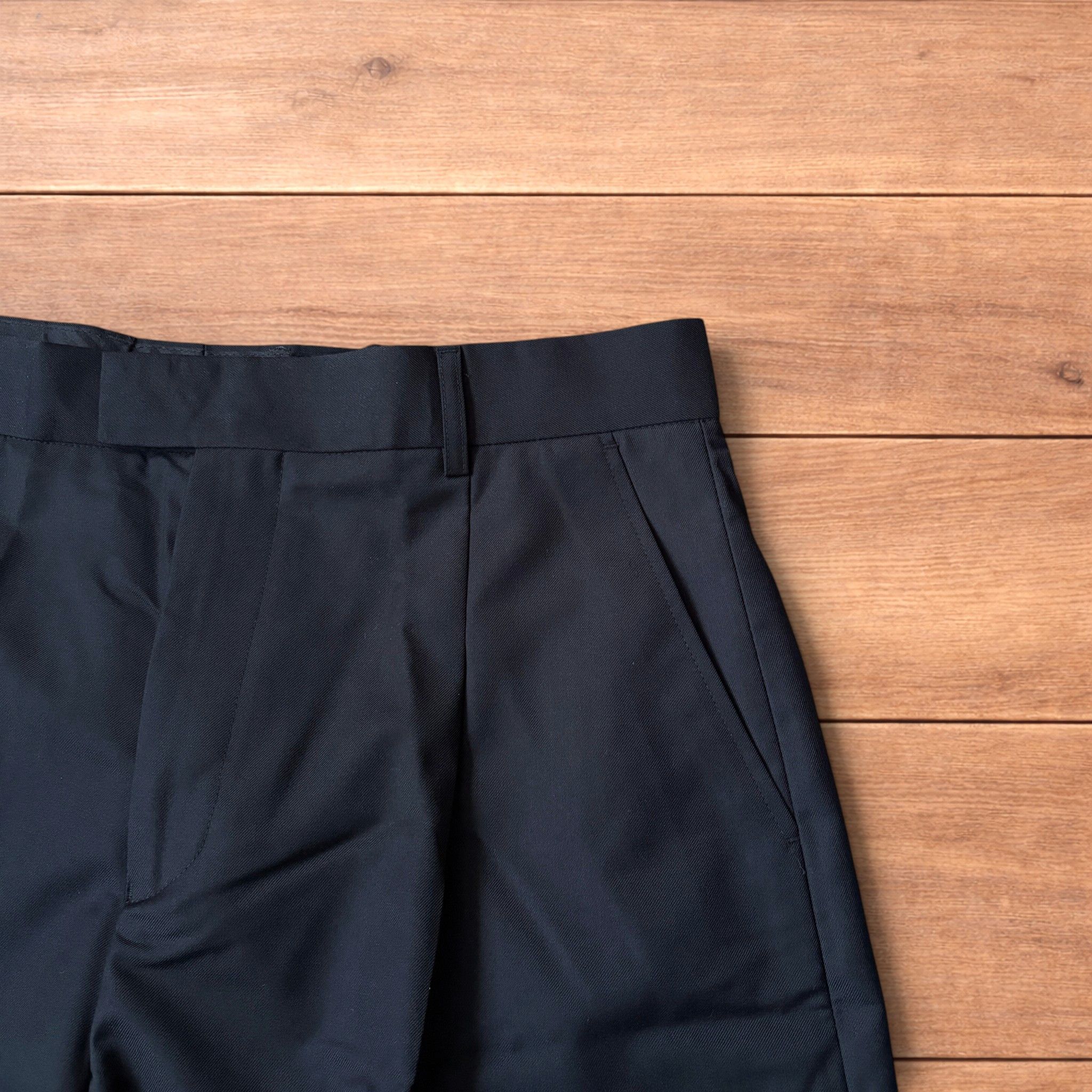 Japanese Brand Vintage style baggy wide leg long tailored shorts in black. Size US 34 / EU 50 - 3 Thumbnail