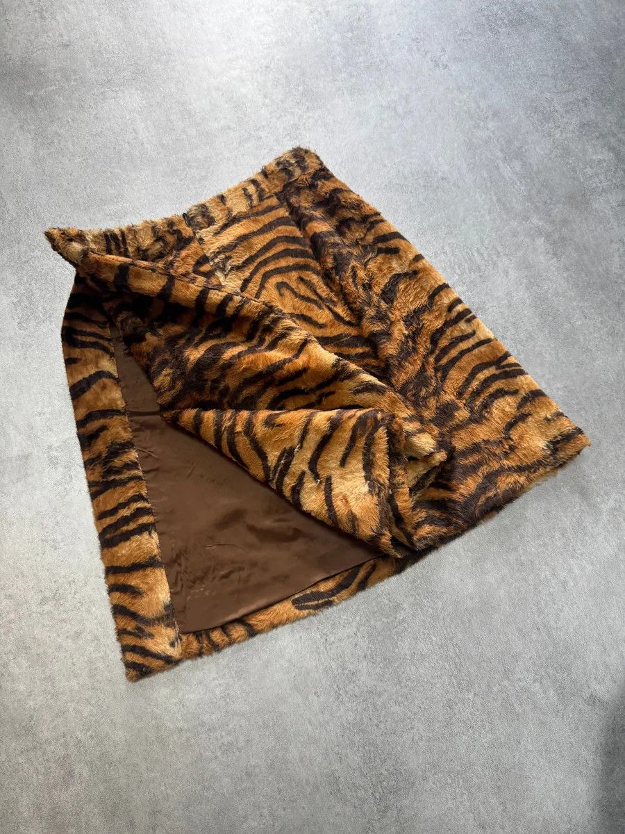 Dolce & Gabbana 2000s Dolce & Gabbana Tiger Faux Fur Skirt Size 26" / US 2 / IT 38 - 4 Thumbnail