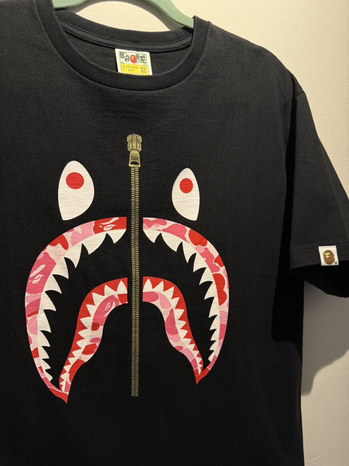 Bape Bape shark logo black tee pink camo size XL Size US XL / EU 56 / 4 - 2 Thumbnail