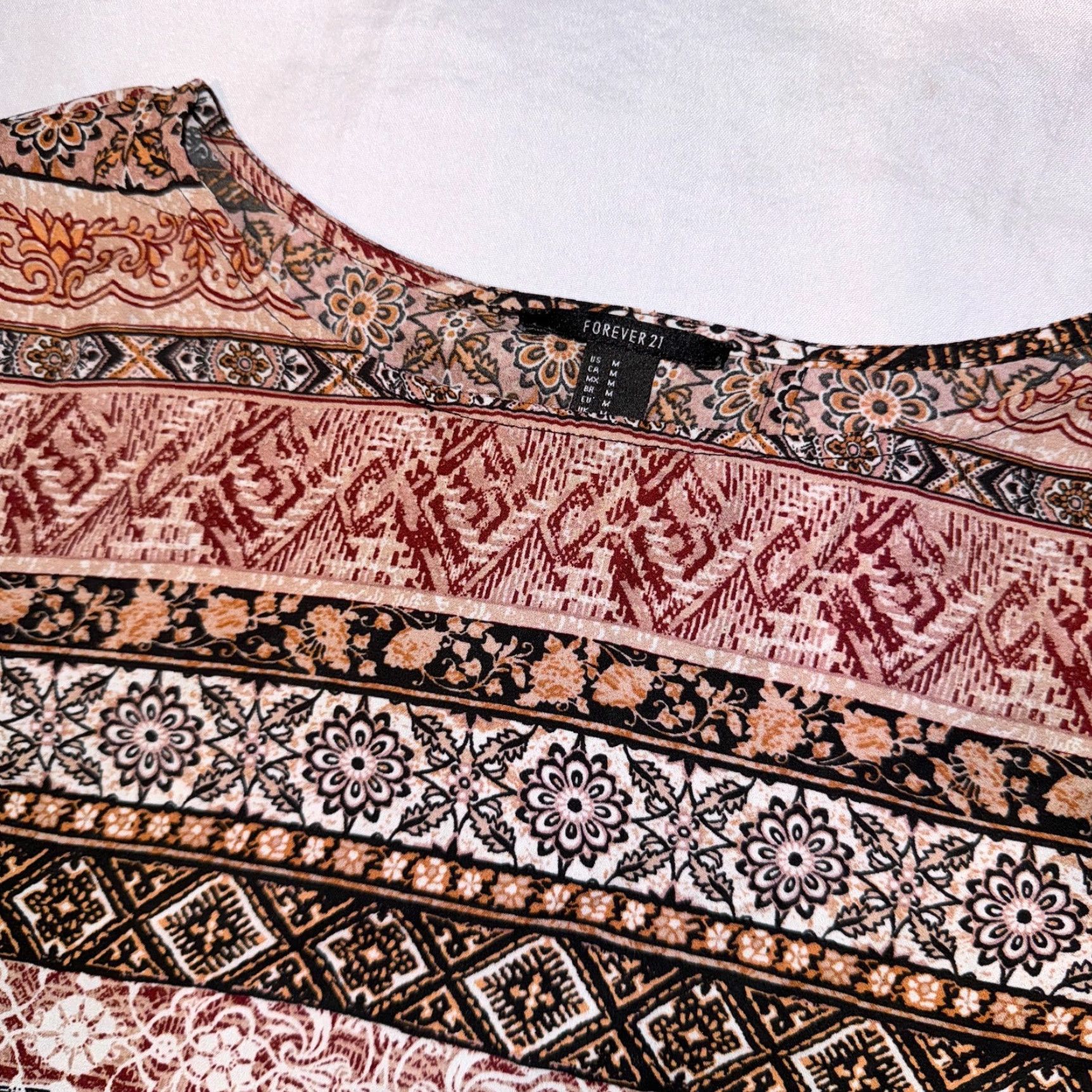 Forever 21 FOREVER 21 Women's M Brown Paisley Roll Tab Sleeve Top Flowy Blouse Open V Back Shirt Women M Brown Paisley Roll Tab Sleeve Top Size M / US 6-8 / IT 42-44 - 2 Thumbnail
