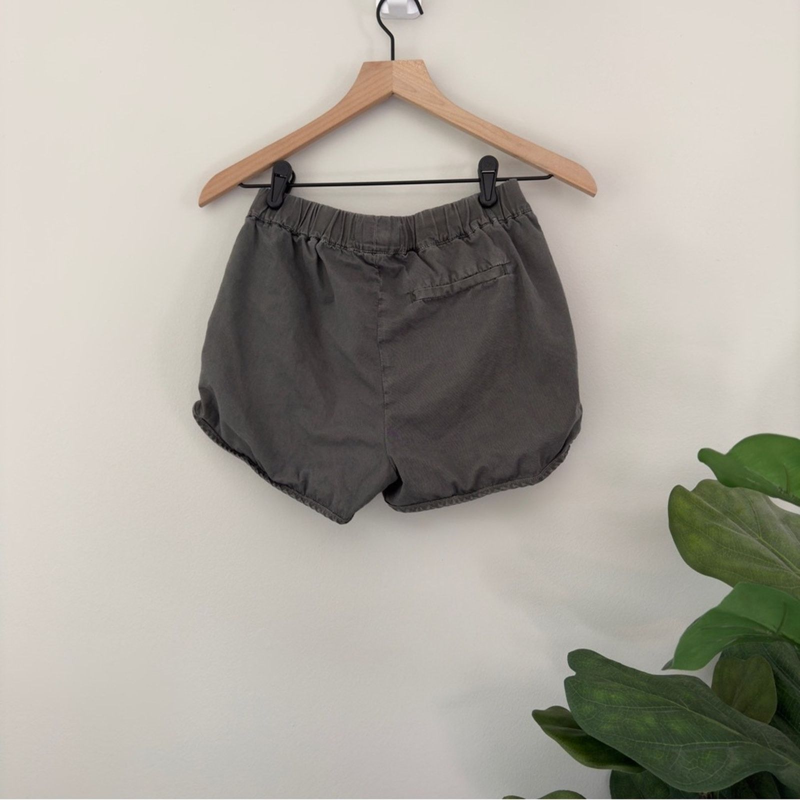 Madewell Madewell Olive Green Elastic Waist Shorts Solid Casual Solid Size 26" / US 2 / IT 38 - 2 Thumbnail