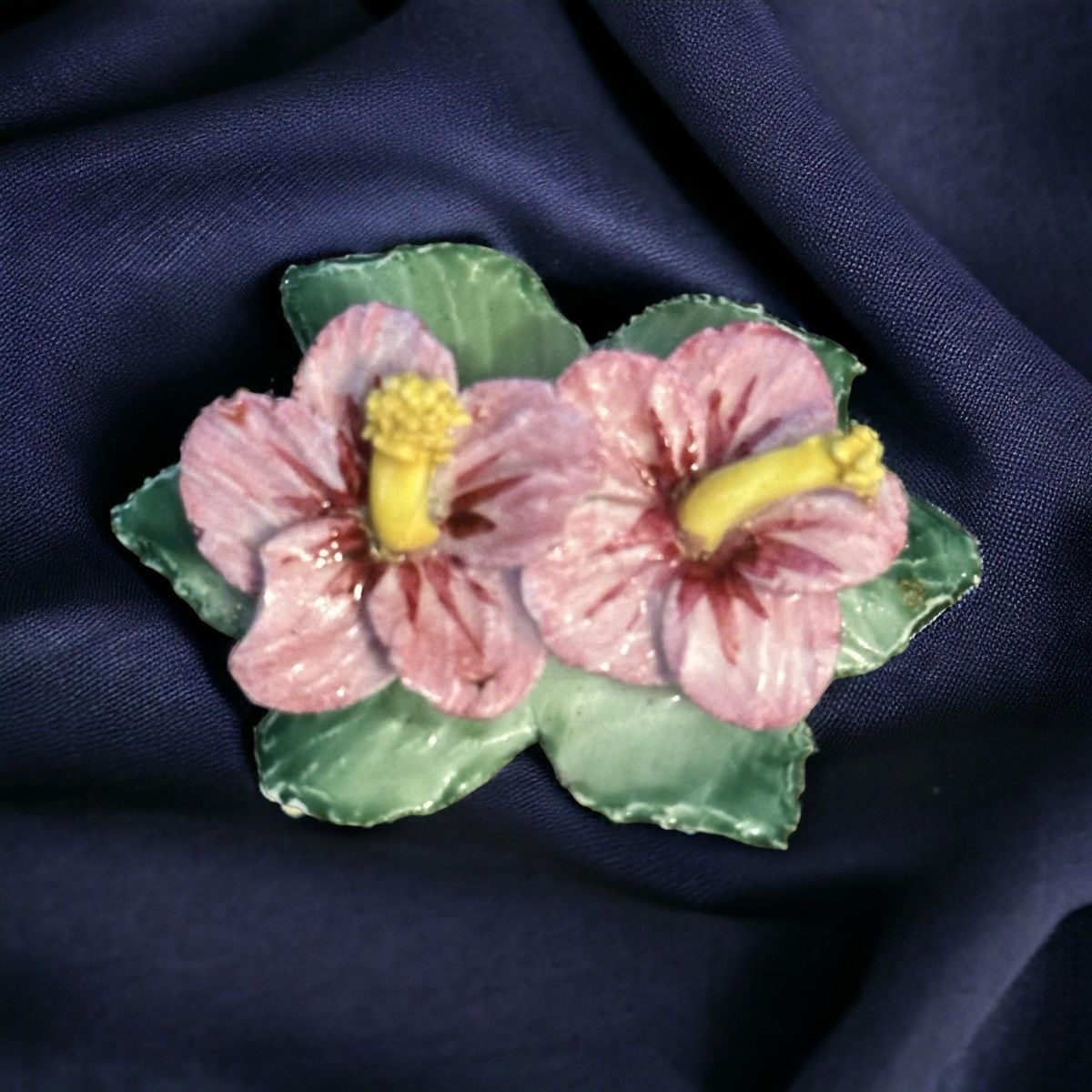 Vintage Vintage Artone bone china hibiscus flower brooch Size ONE SIZE - 1 Thumbnail