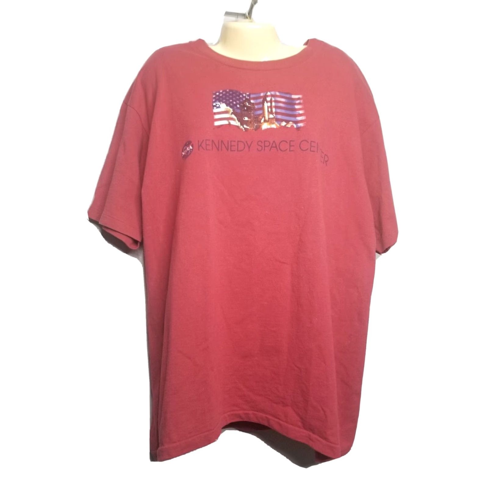 Vintage VINTAGE Kennedy Space Center NASA Flag Astronaut t shirt Mens XL Red Crew Neck Short Sleeve Graphic Tee صنع Size US XL / EU 56 / 4 - 2 Thumbnail