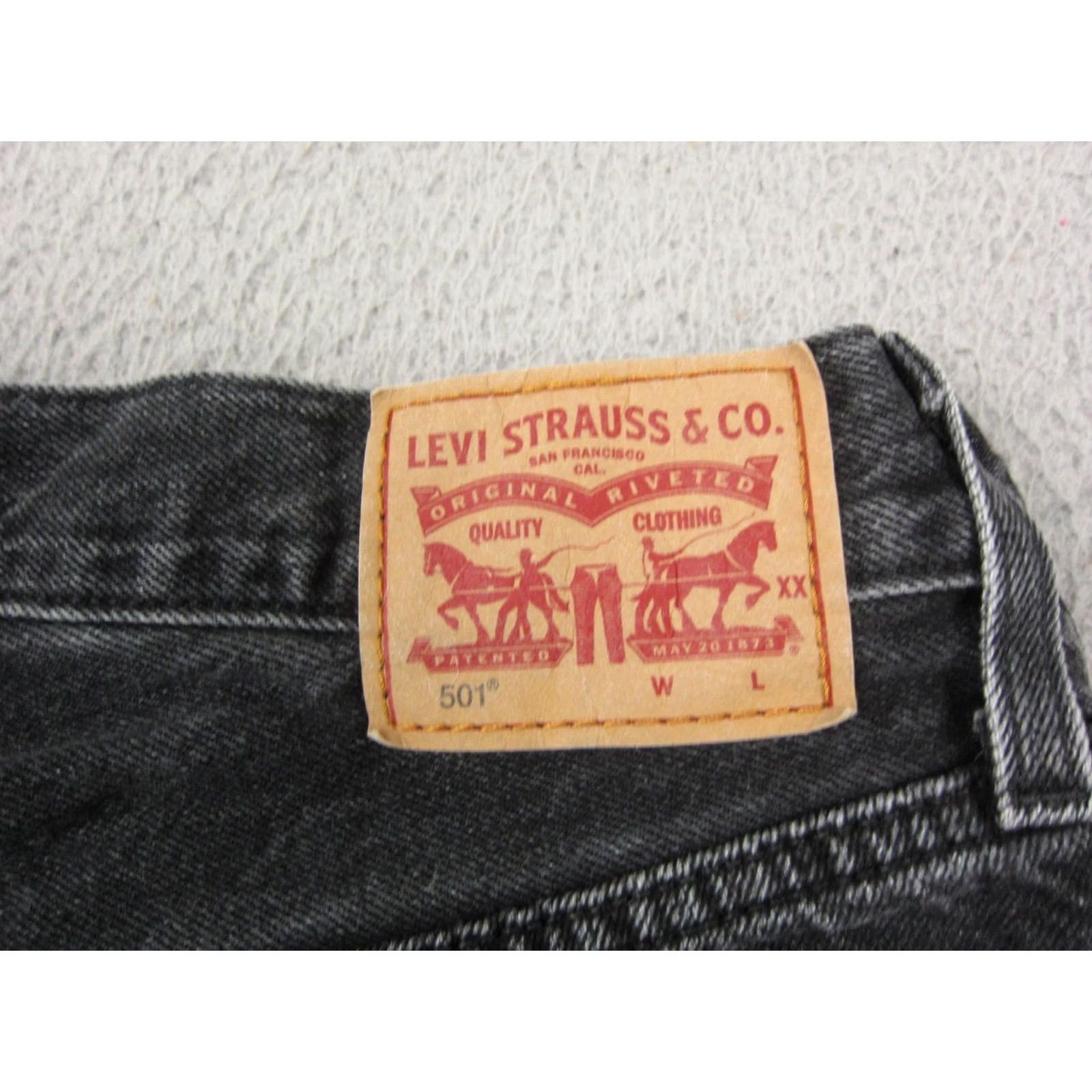Levi's VINTAGE Levi's Shorts Womens Size 26 Black Denim Cut Offs Button Fly Jorts 70s 80s Size 26" / US 2 / IT 38 - 2 Thumbnail