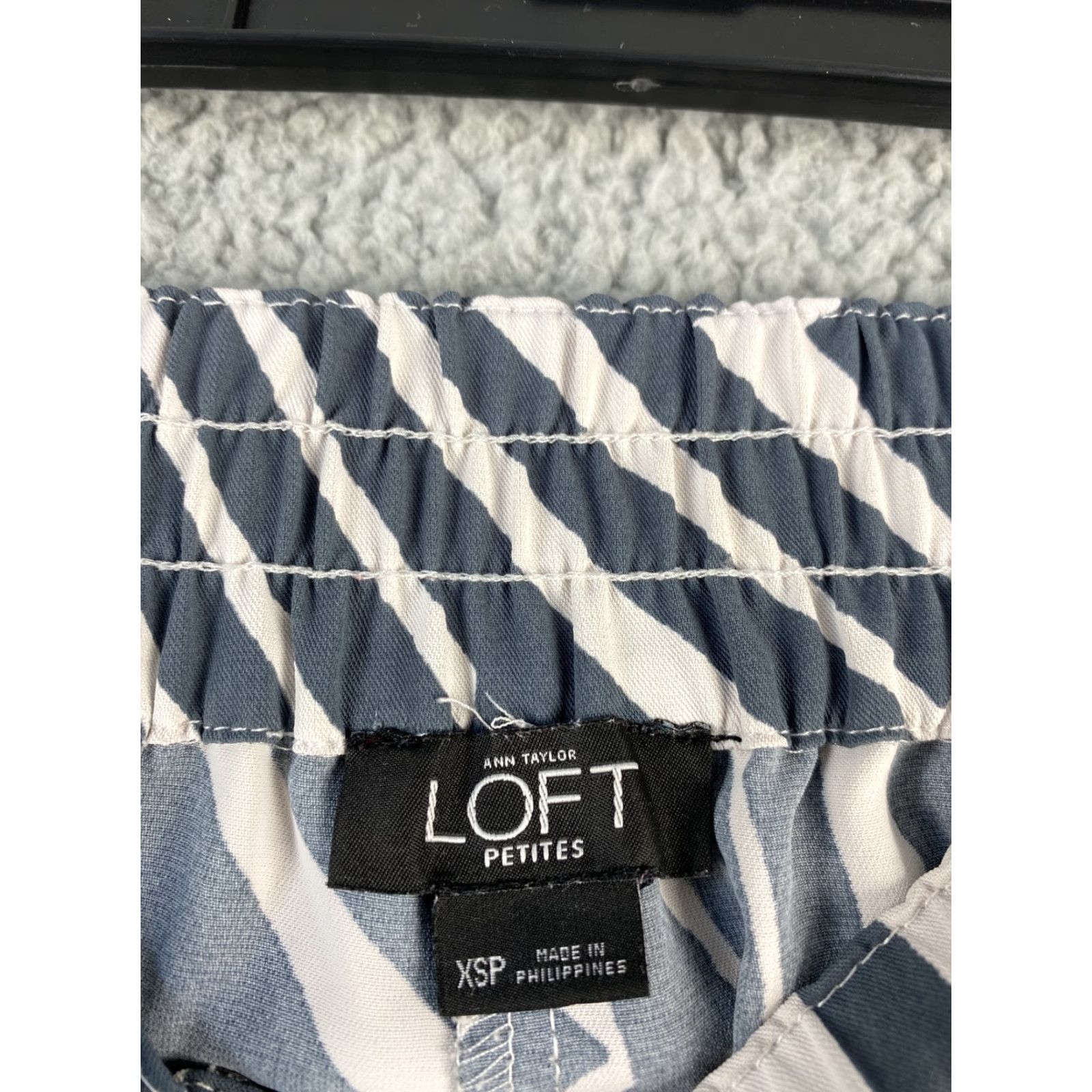 Ann Taylor LOFT Womens Pants Pull On Lightweight XS Gray Viscose Straight P / 37- 17 Regular Size Type: Pants, Women Size 26" / US 2 / IT 38 - 3 Thumbnail