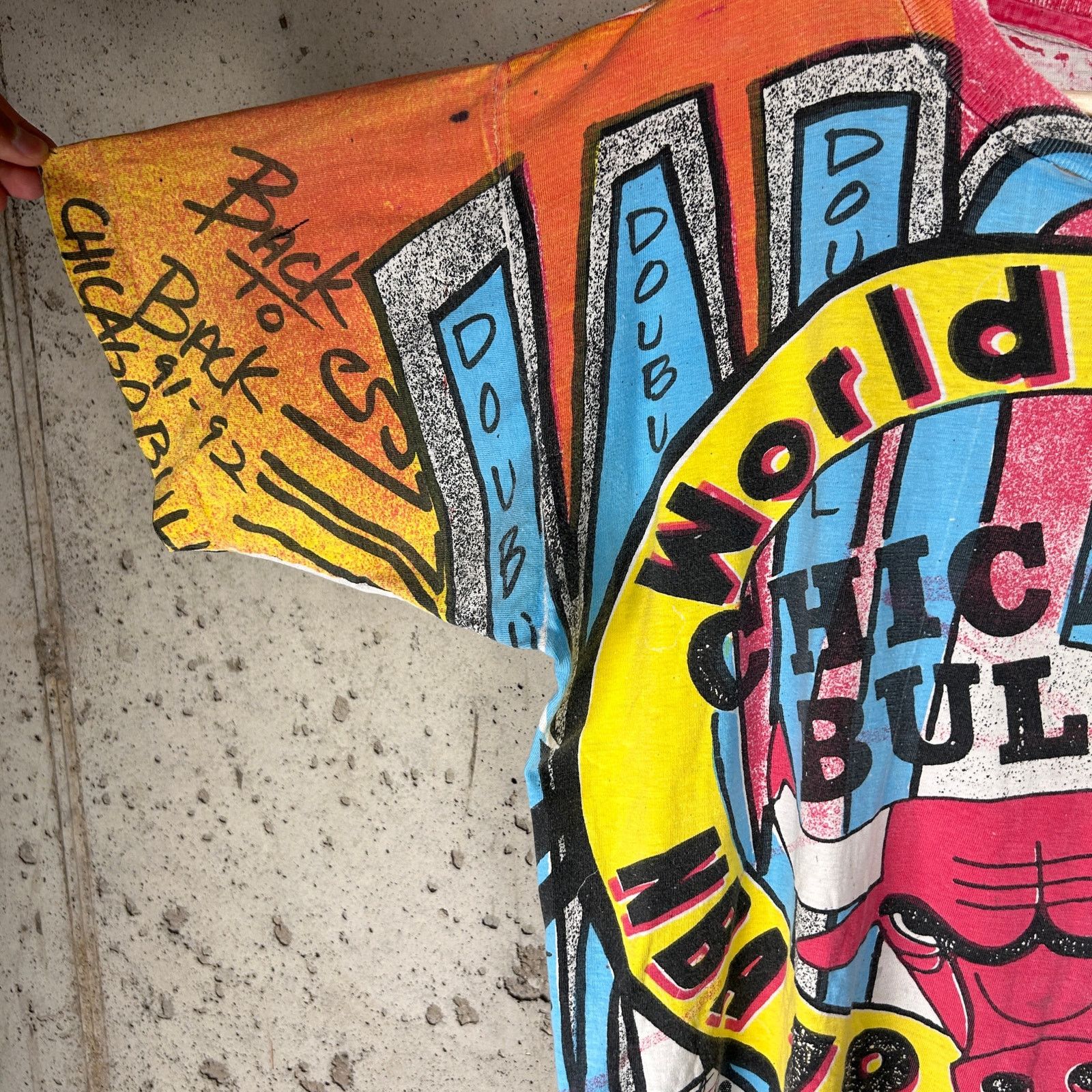 Other VTG Chicago Bulls Magic Johnson AOP 1992 Graffiti Med Shirt Size US M / EU 48-50 / 2 - 3 Thumbnail