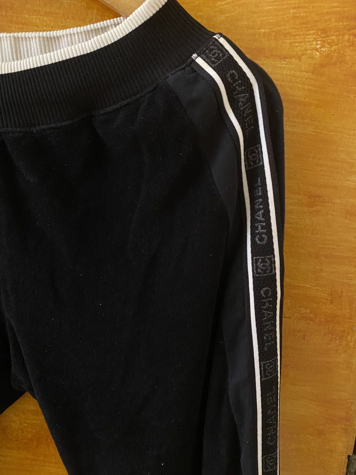 Chanel Chanel side track logo model B3383 sweatpants Size 33" - 2 Thumbnail