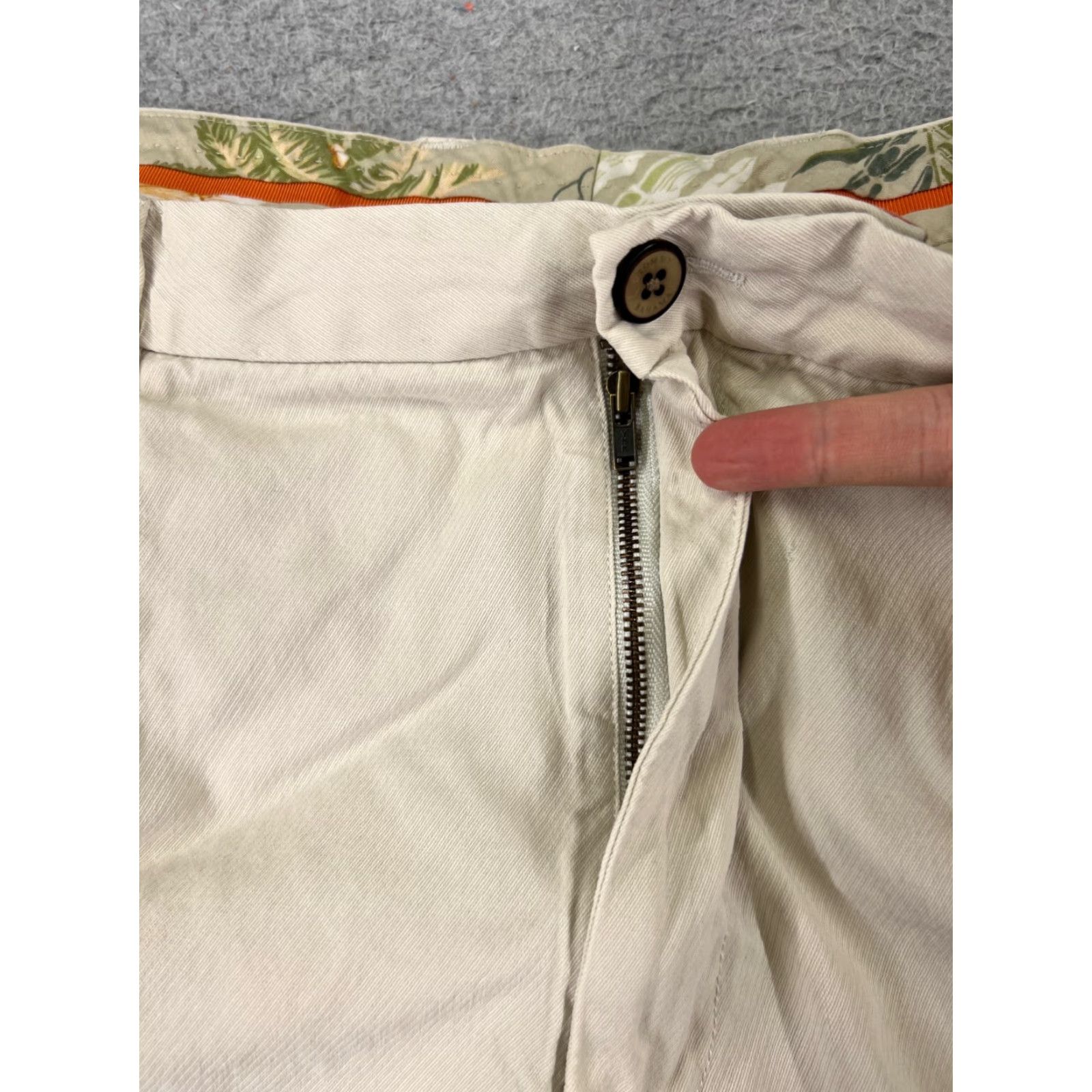 Tommy Bahama Tommy Bahama Shorts Men Bermuda 38 Beige Pleated Silk Blend Golf 38x9 Cargo Pockets Vintage No Size US 38 / EU 54 - 6 Thumbnail