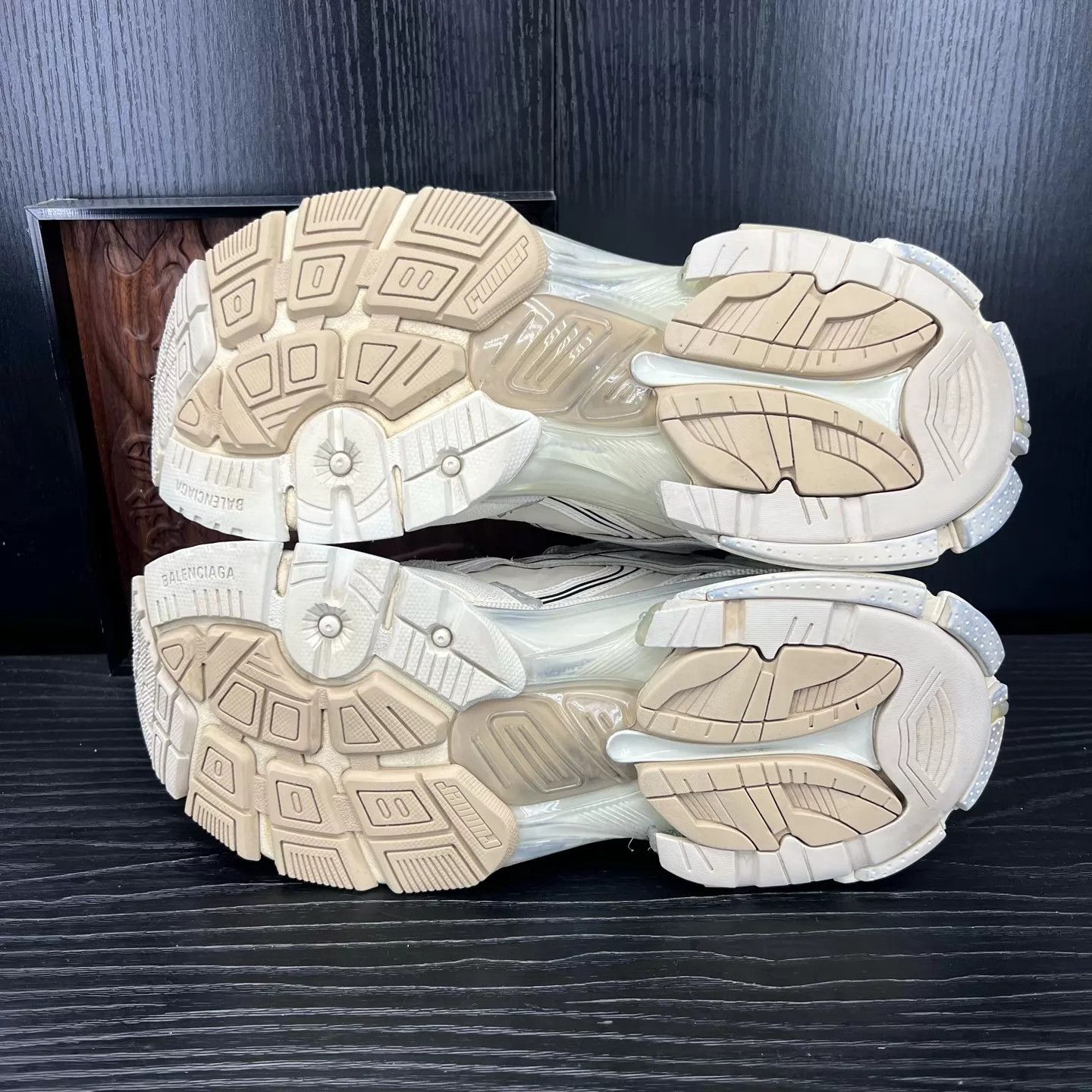 Balenciaga Balenciaga Runner Beige 42 Like New Original Box Size US 9 / EU 42 - 6 Thumbnail