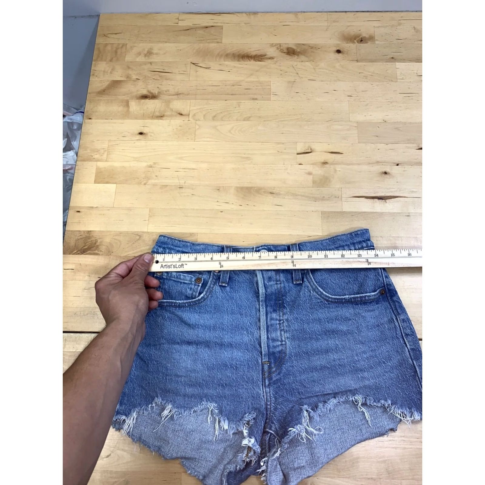 Levi's Levi's 501 Denim Shorts Women 27 Blue Washed Distress Raw Hem Casual 5-Pocket Design Regular Fit Vintage: No Size 27" / US 4 / IT 40 - 6 Thumbnail