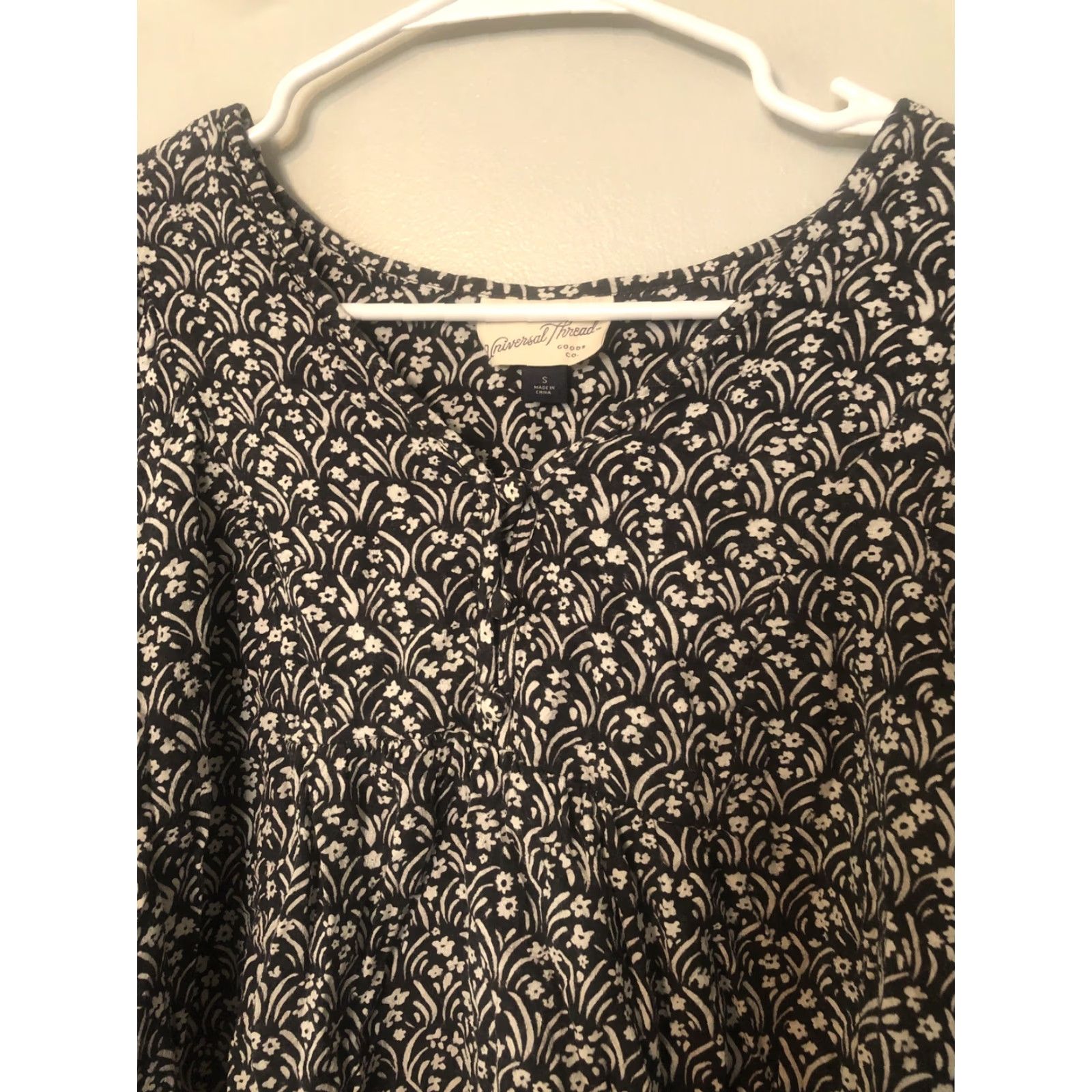 Vintage Universal Thread Womens Small Black White Floral V-Neck Long Sleeve Blouse Shirt Size S / US 4 / IT 40 - 3 Thumbnail