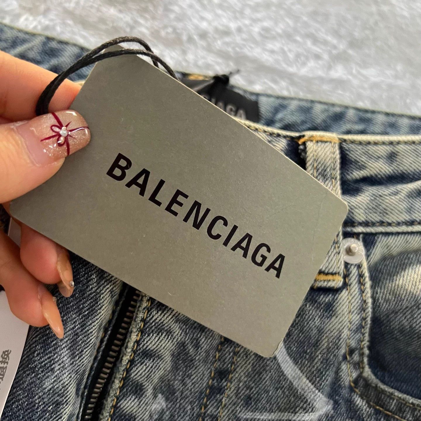 Balenciaga Balenciaga Graffiti Distressed Denim Shorts S Size US 27 - 4 Thumbnail