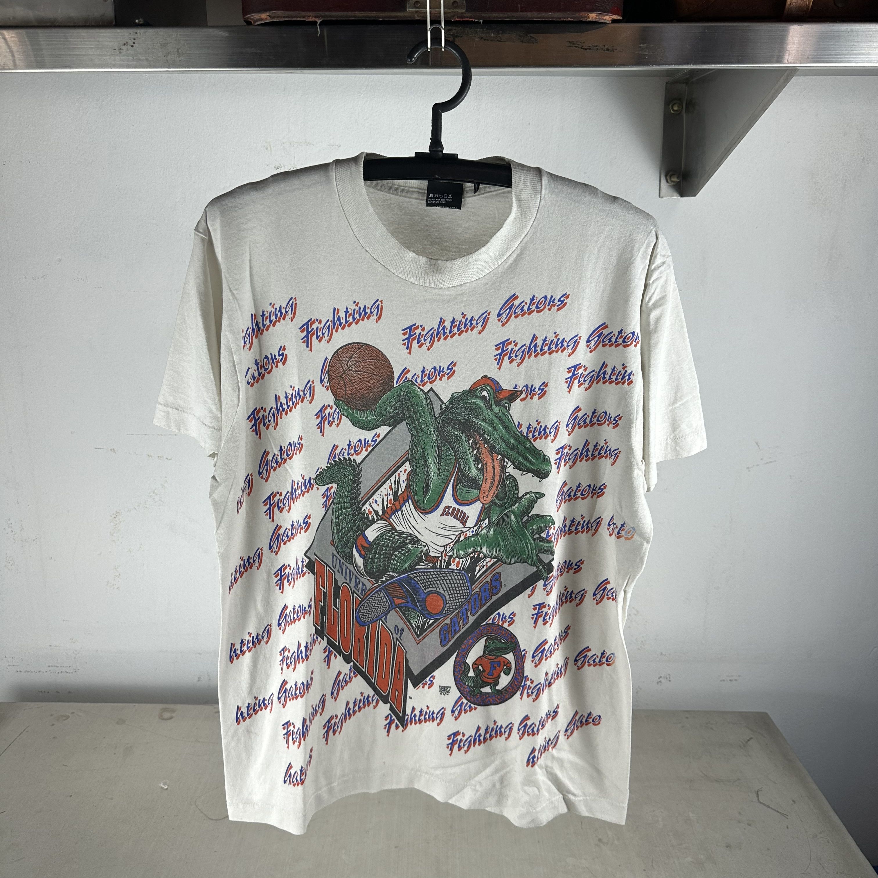 Vintage ​​​​80s Florida Fighting Gators NCAA All Over Print T-Shirt Size US L / EU 52-54 / 3 - 1 Thumbnail