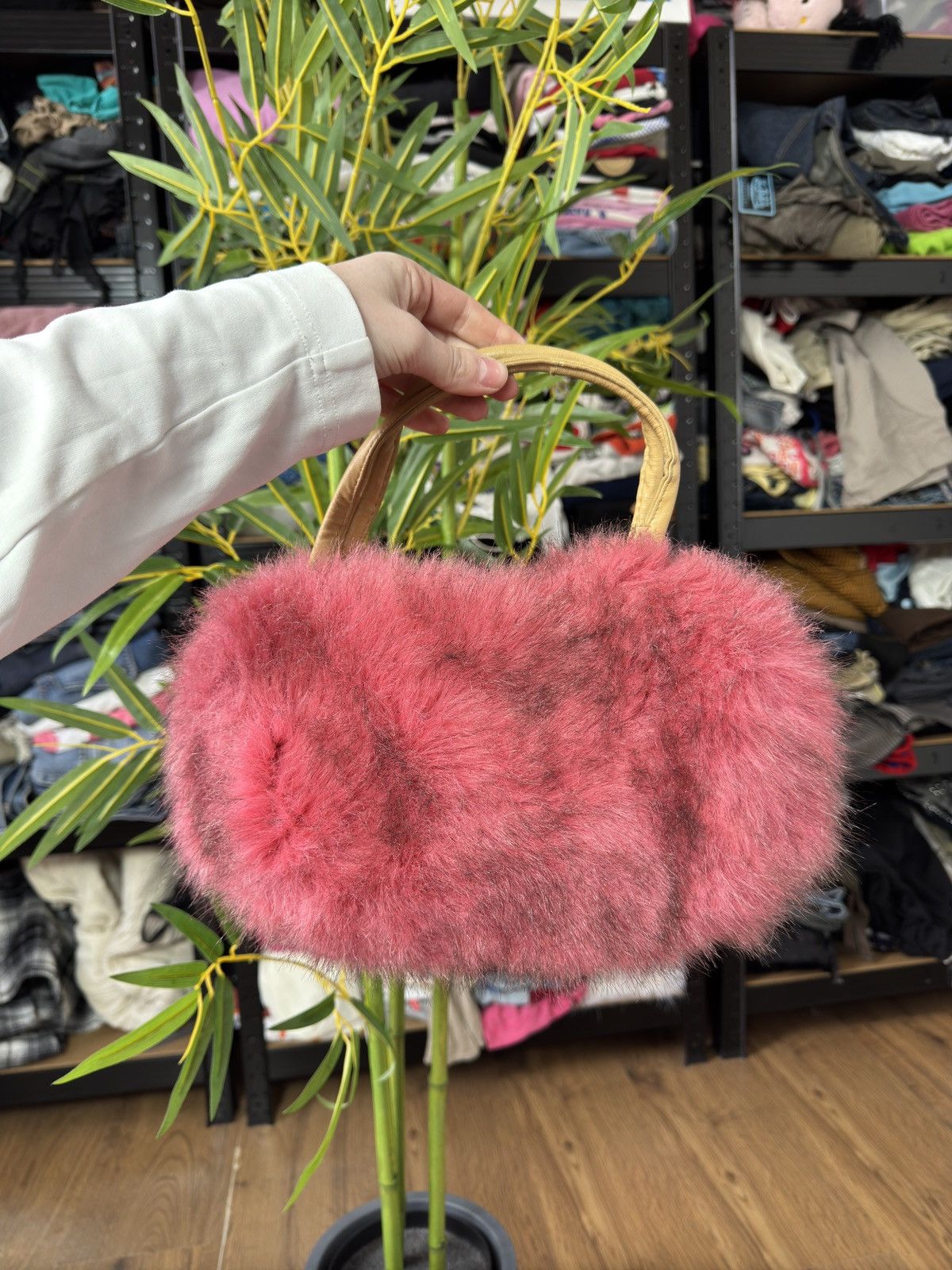Vintage VINTAGE CUTE PINK FLUFFY FAUX FUR MINI HANDLE BAG Size ONE SIZE - 1 Thumbnail