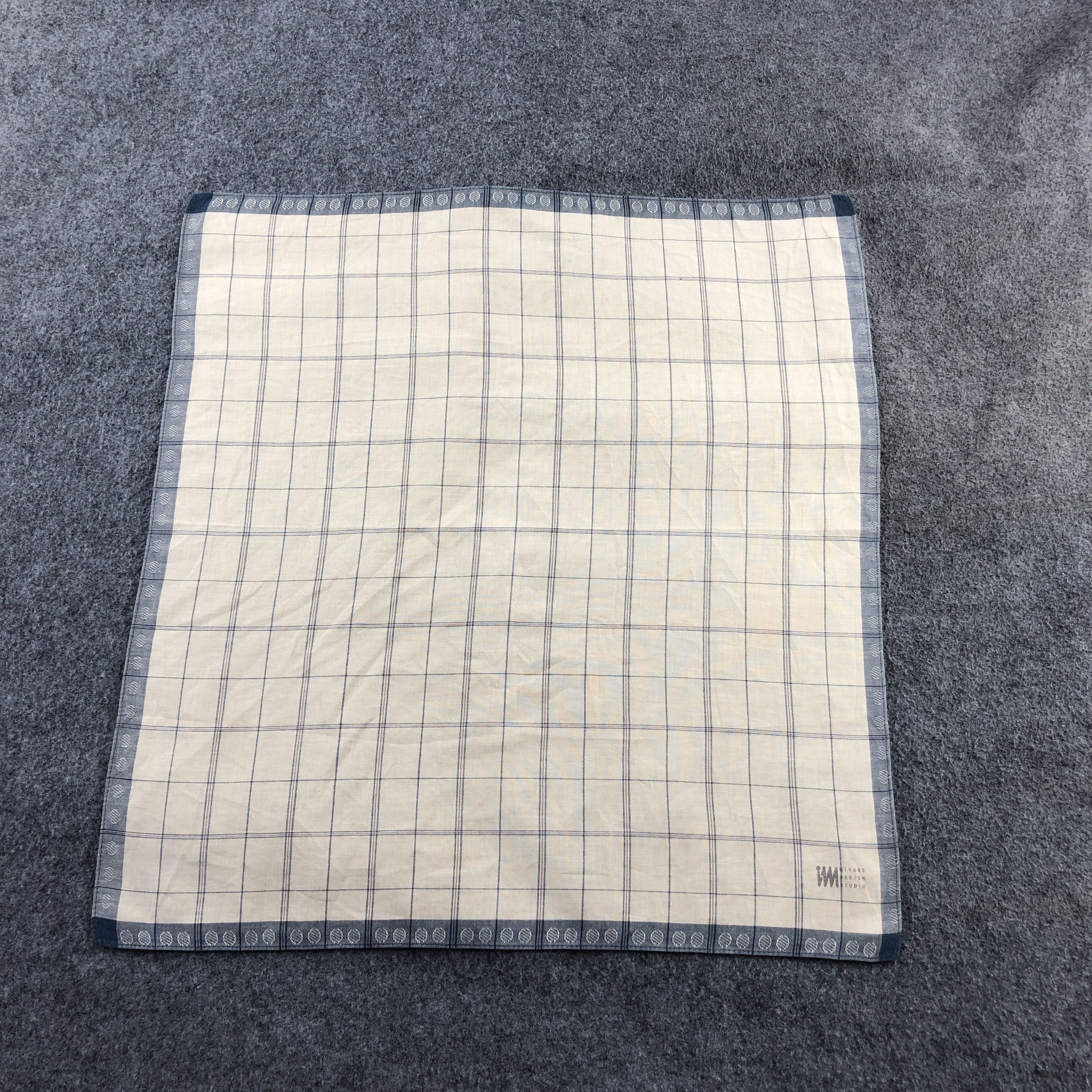 Issey Miyake Issey Miyake Handkerchief Neckerchief Bandana H2516 Size ONE SIZE - 1 Thumbnail