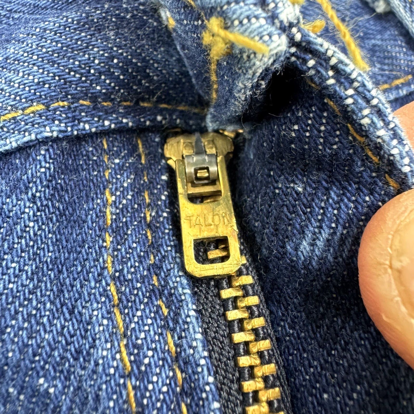 Vintage VINTAGE 1970s Jeans Women 13/14 High Rise Blue Denim Zipper Hipster Straight 29.5 Inseam USA 70s Size 34" / US 12 / IT 48 - 5 Thumbnail