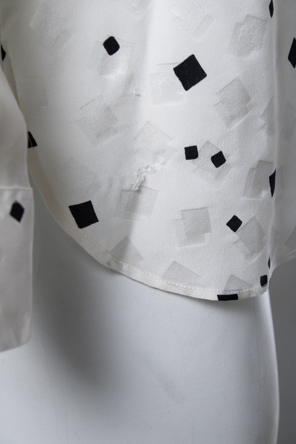 Saint Laurent Paris Saint Laurent, white shirt with matte and shiny cubes Size US S / EU 44-46 / 1 - 6 Thumbnail