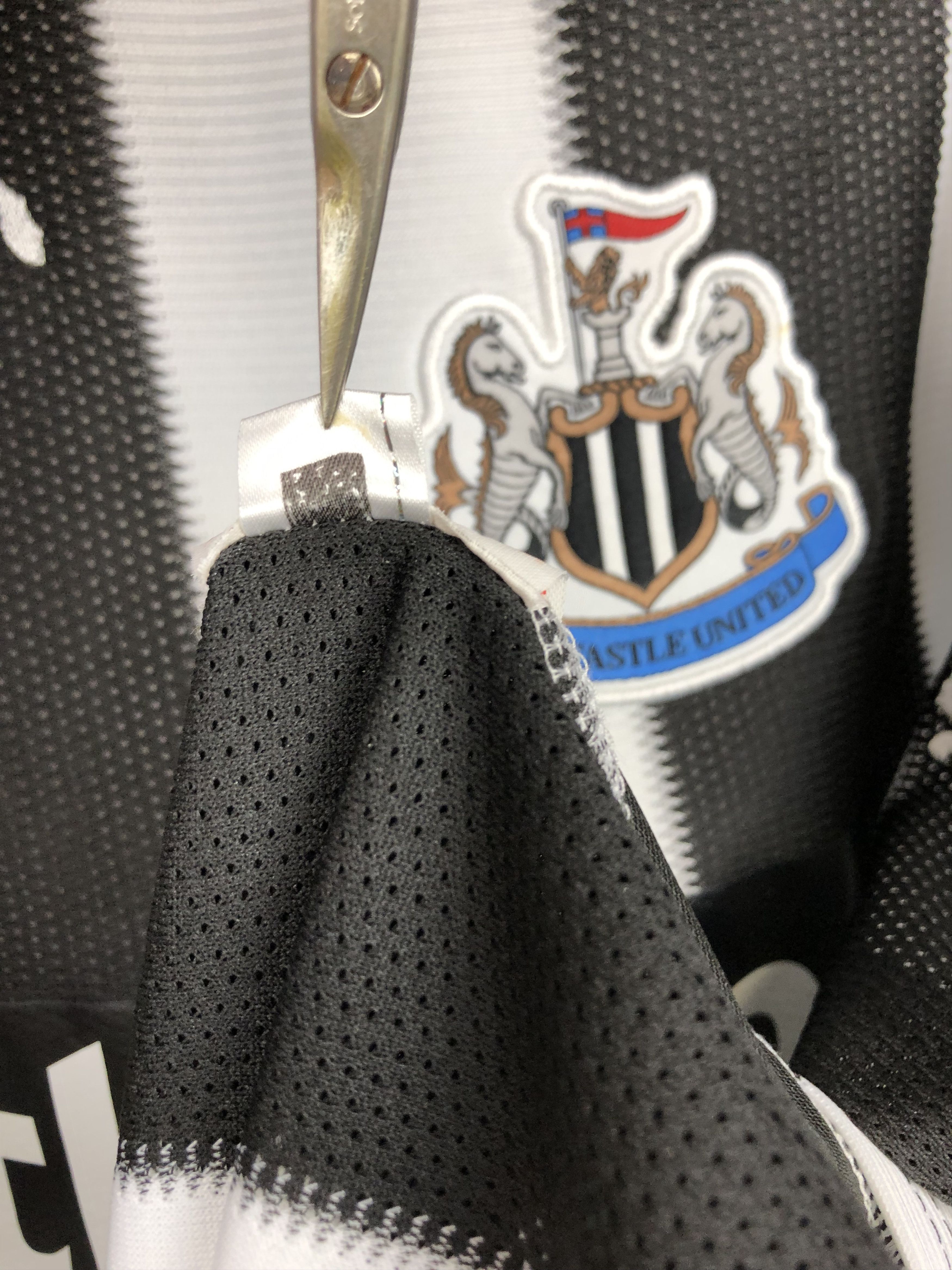 Puma Newcastle United football shirt 2010 Soccer Jersey Trikot Size US M / EU 48-50 / 2 - 8 Thumbnail