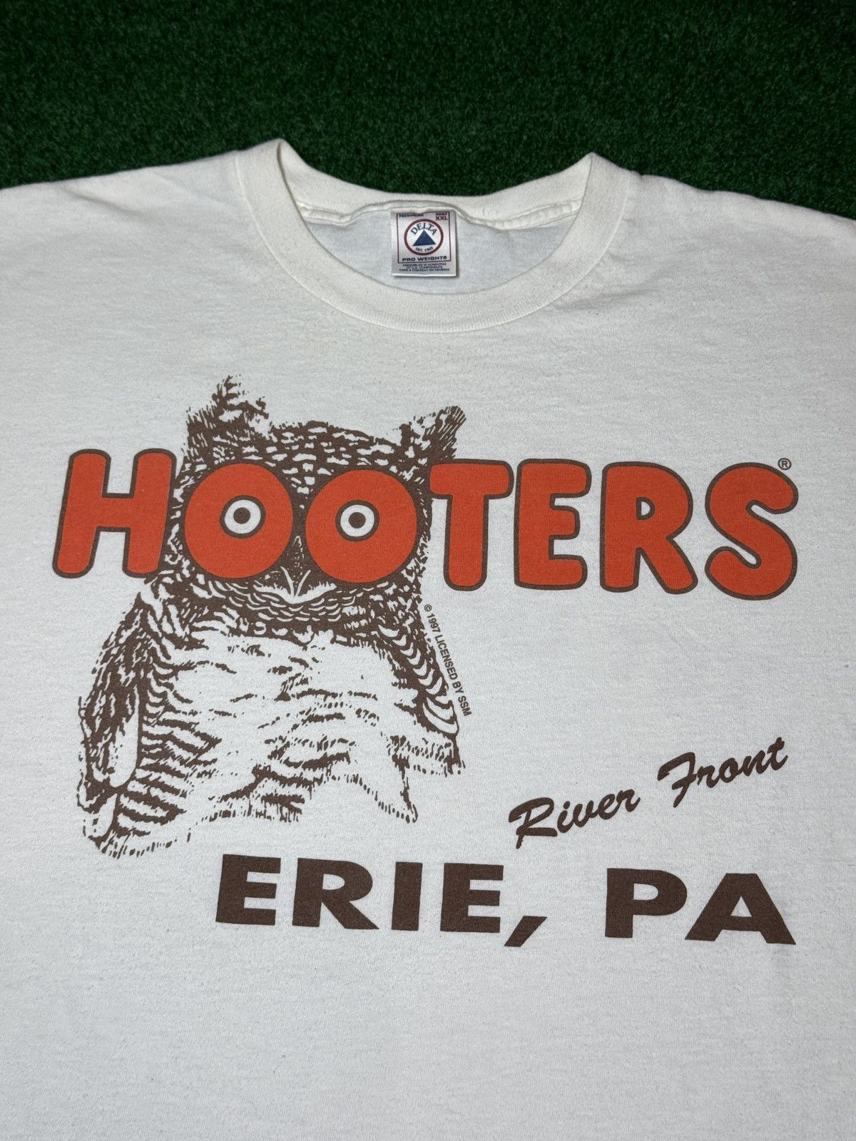 Vintage Hooters Restaurant Erie Pennsylvania XXL Vintage 90s T Shirt Size US XXL / EU 58 / 5 - 2 Thumbnail