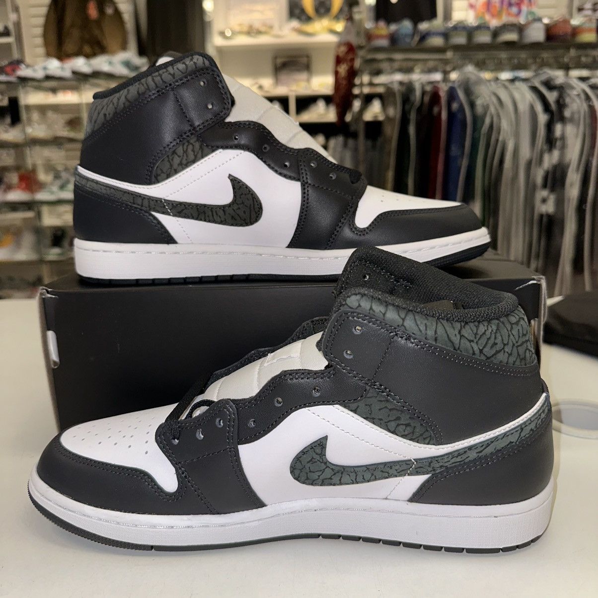 Jordan Brand × Nike Size 11 - Nike Air Jordan 1 Mid SE Off Noir Black White Size US 11 / EU 44 - 2 Thumbnail