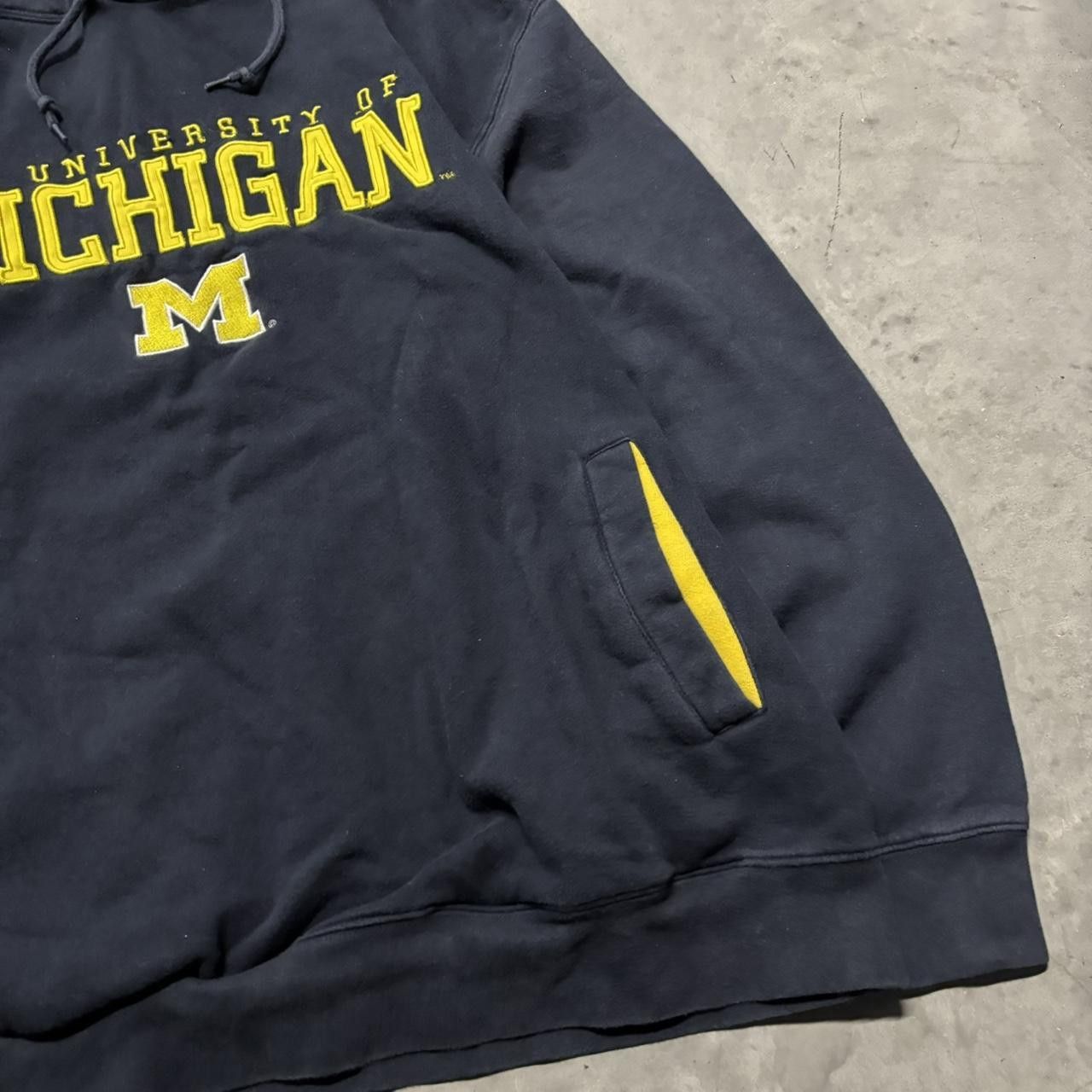 Japanese Brand × Vintage Crazy Vintage Y2K/2000s Navy Blue Michigan Wolverines College Hoodie! Size US L / EU 52-54 / 3 - 4 Thumbnail