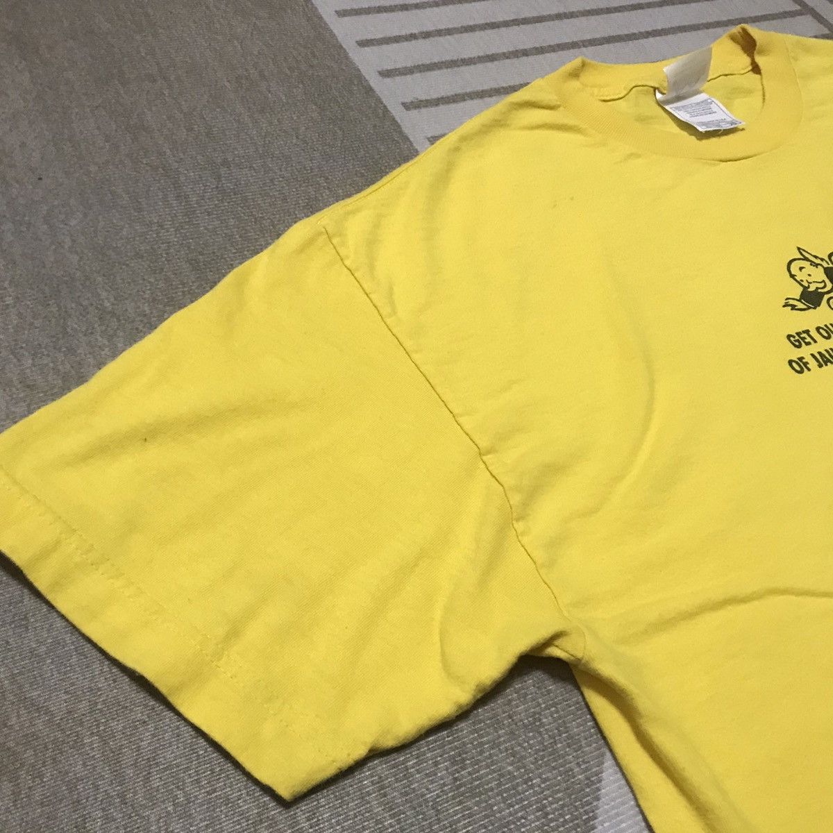 Vintage VINTAGE GRAFFIC GET OUT OF JAIL FREE 90s RARE TEE Size US XL / EU 56 / 4 - 6 Thumbnail