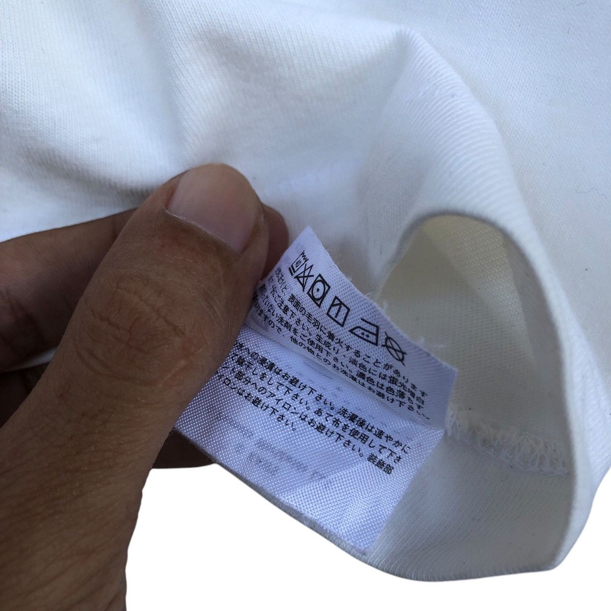Kaws Distressed UNIQLO x kaws tshirt Size US S / EU 44-46 / 1 - 6 Thumbnail