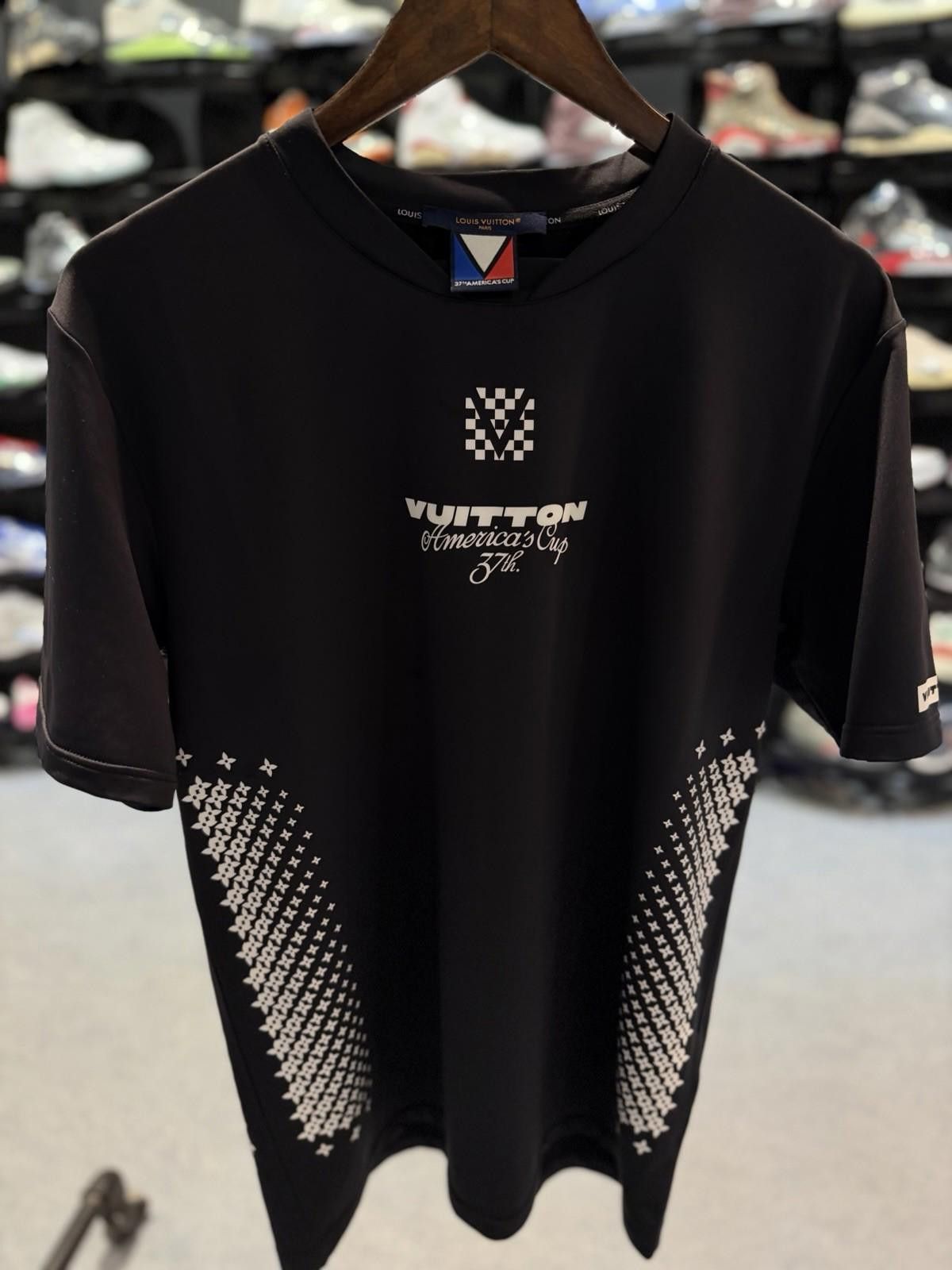 Louis Vuitton LOUIS VUITTON T-Shirt LV Tee Silk Black Size (L) Authentic Size US L / EU 52-54 / 3 - 5 Thumbnail