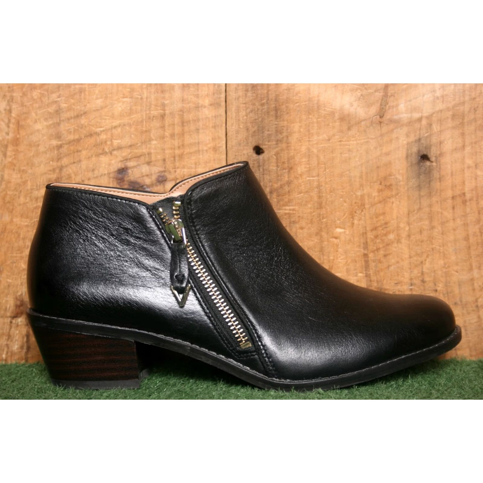 Vionic VIONIC Jolene Black Leather Low Ankle Booties Sz. 8 Boots Womens Bootie 8 Black Jolene Vintage? Size US 6 / IT 36 - 2 Thumbnail