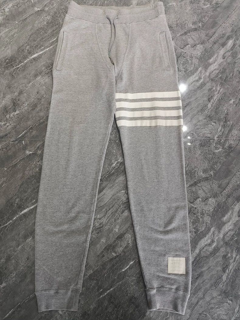 Thom Browne Thom Browne size2 Gray sweatpants Size US 40 / EU 56 - 1 Thumbnail