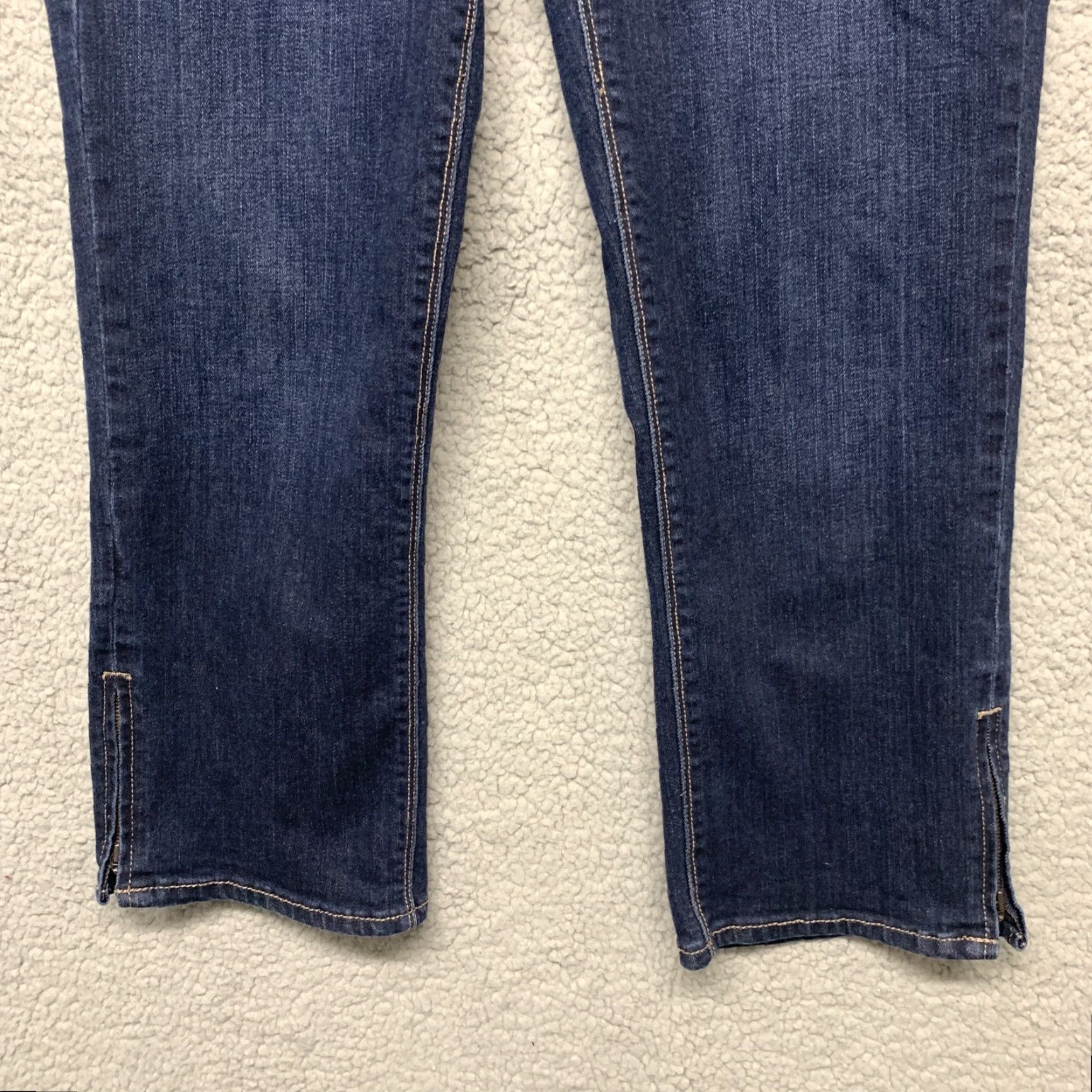 White House Black Market White House Black Market Jeans Crop Dark Wash Blue Denim Size 6 Women 5-Pocket Design Belt Loops Zip Cropped Style Regular Fit Vintage No N/A Size 28" / US 6 / IT 42 - 3 Thumbnail