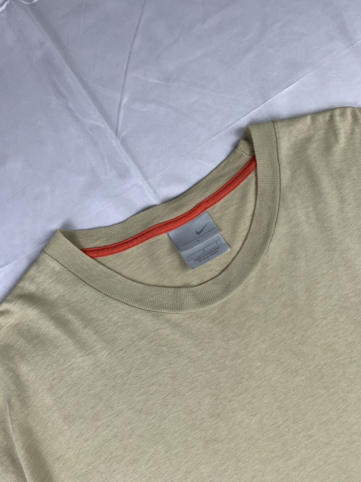 Nike 2000s Nike US Beige Red Small Swoosh Essentials Tee Size US L / EU 52-54 / 3 - 4 Thumbnail