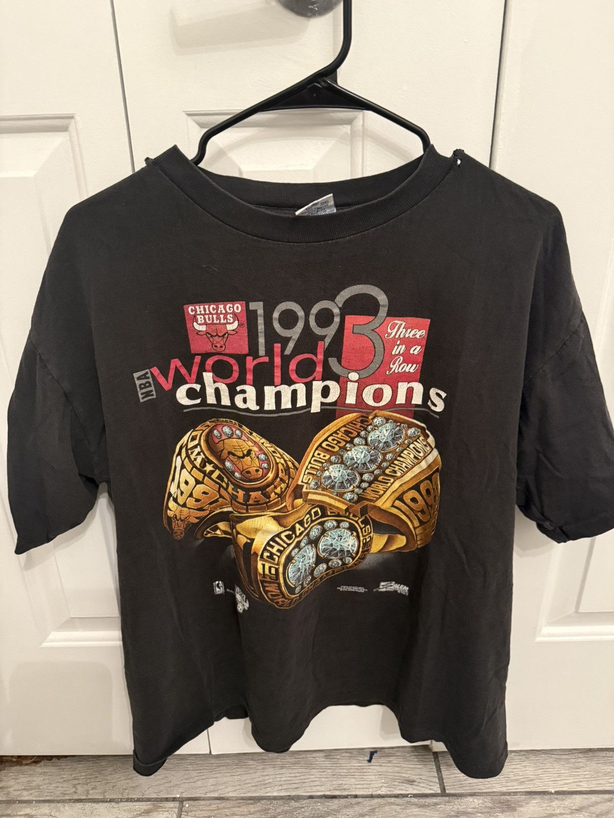 Vintage 1993 Vintage Bulls Three Rings Tee Size US L / EU 52-54 / 3 - 1 Thumbnail