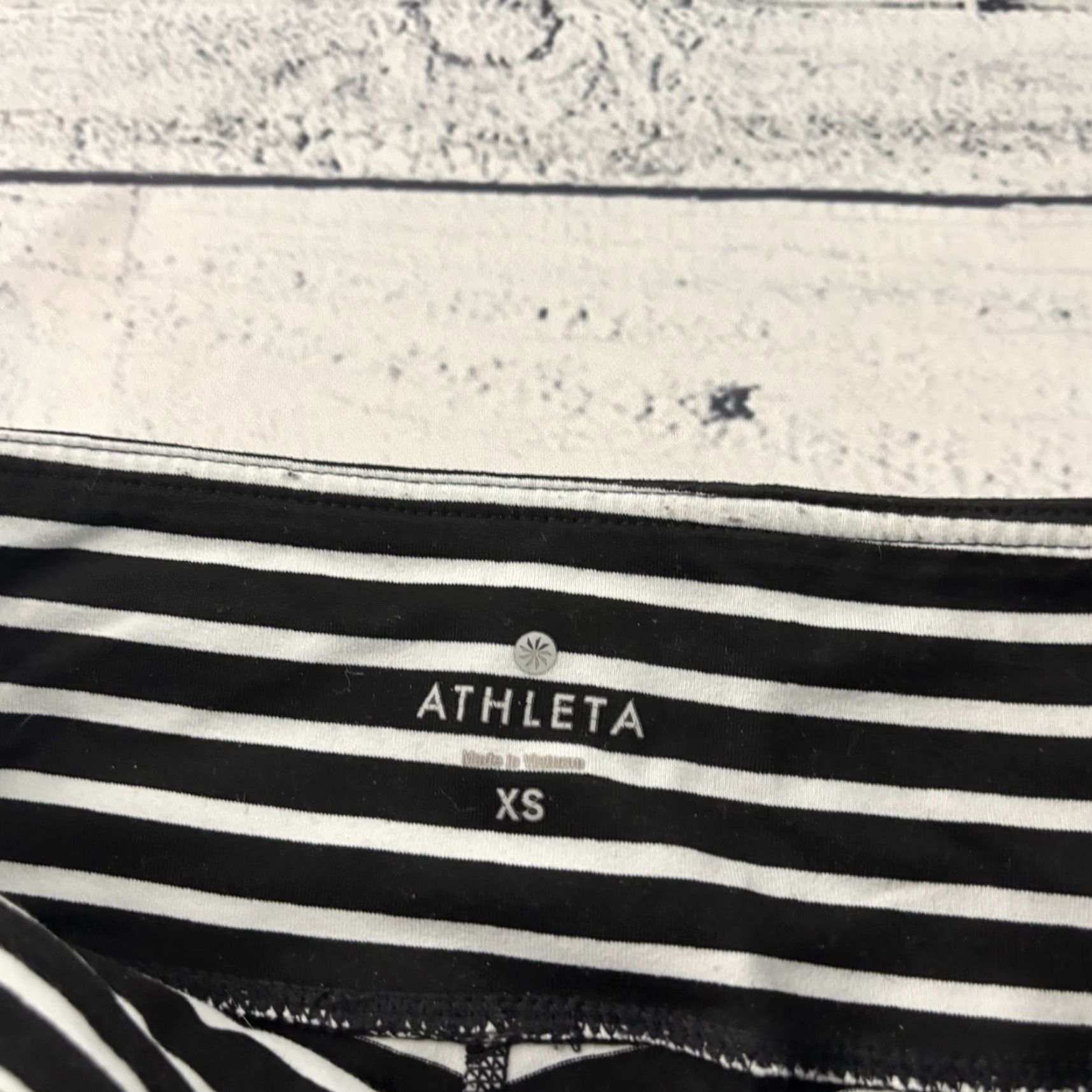 Athleta Athleta Chaturanga Capri Crop Leggings Women's XS Black White Striped Activewear Leggings Size 26" / US 2 / IT 38 - 3 Thumbnail