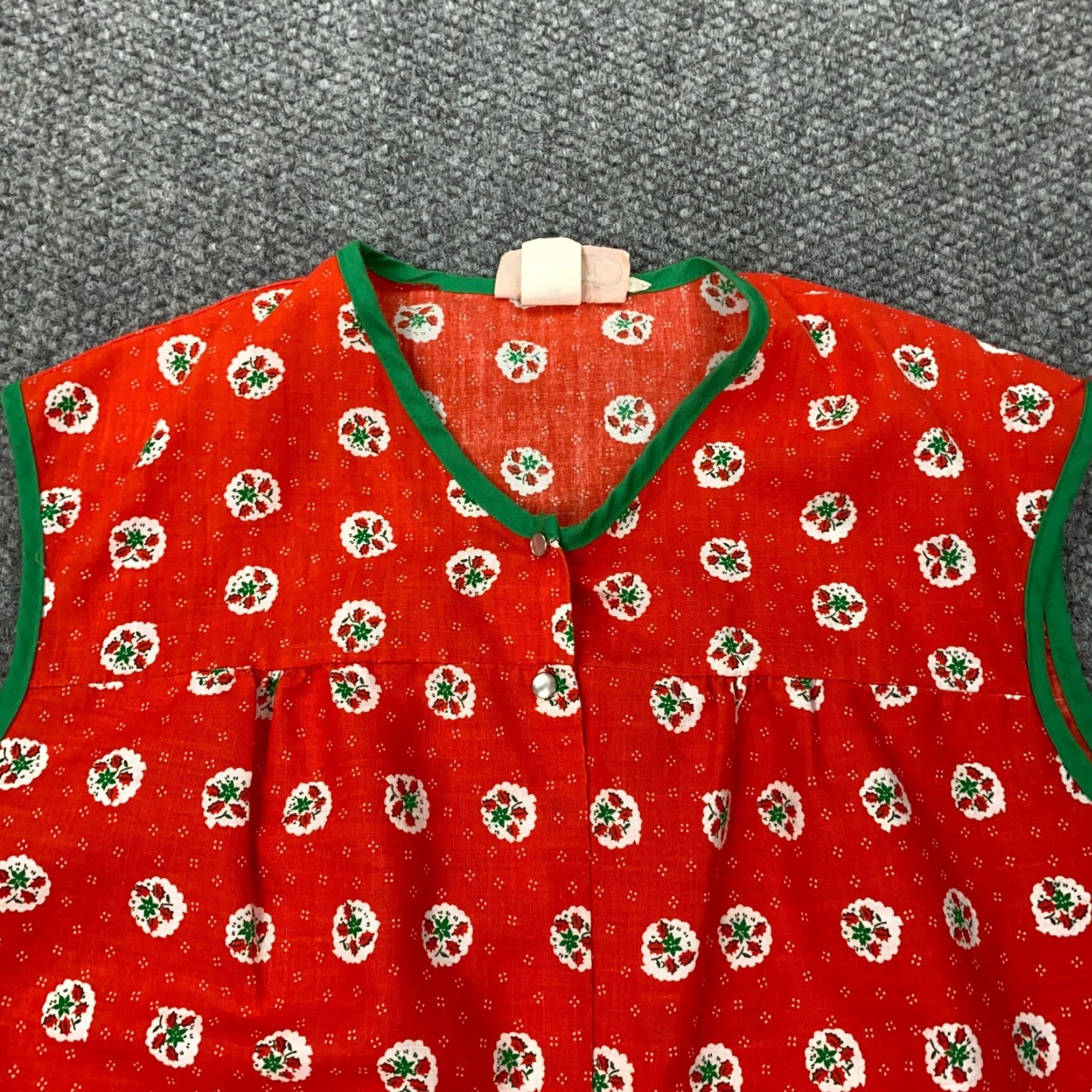 Vintage VINTAGE izzys Blouse Top Womens M Red Christmas Holiday Floral Sleeveless Button-Up Snap Neck V-Neck Casual Workwear Pockets Zn Size M / US 6-8 / IT 42-44 - 2 Thumbnail