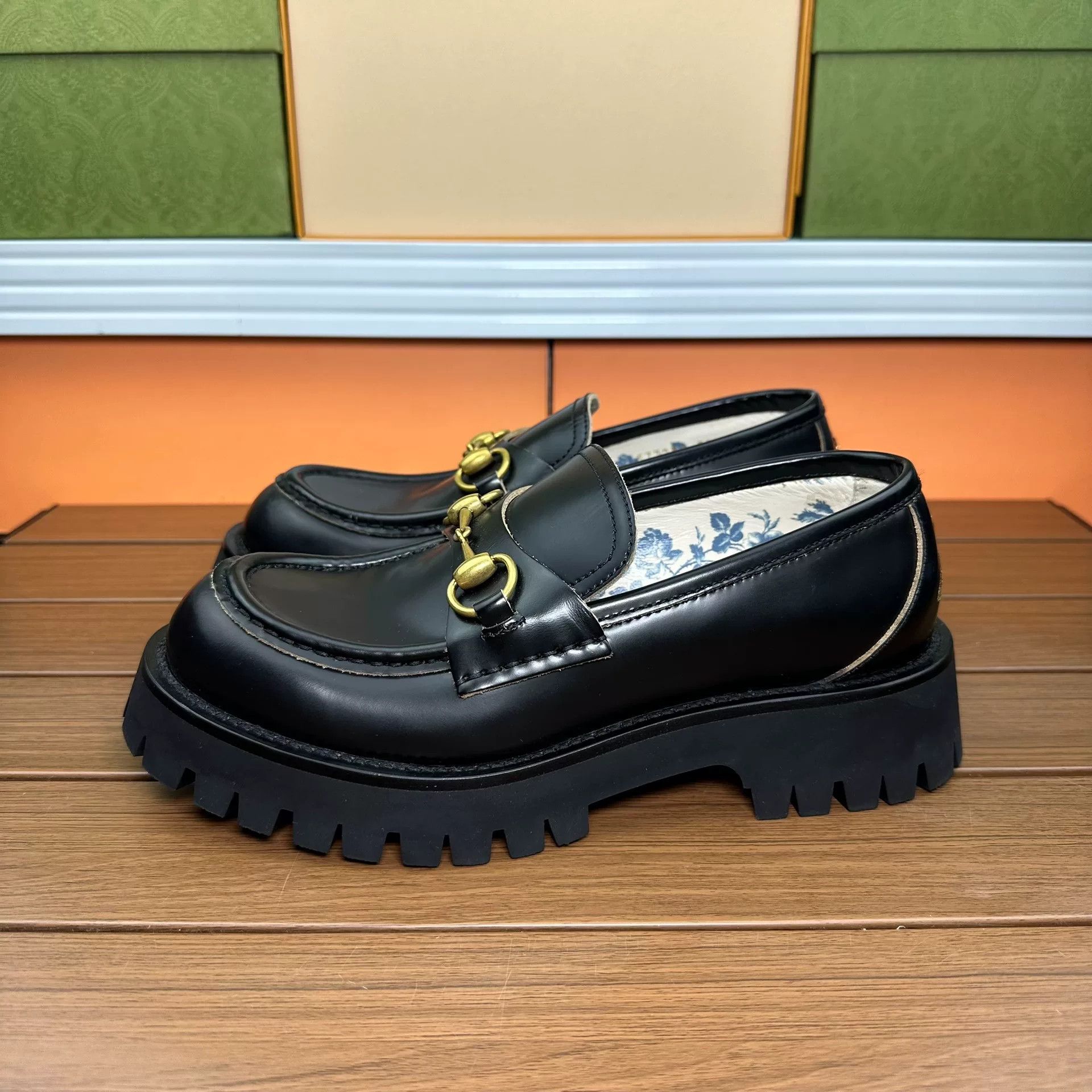 Gucci Gucci Lowtop Sneakers it_38-5 Women Size US 8.5 / IT 38.5 - 1 Thumbnail