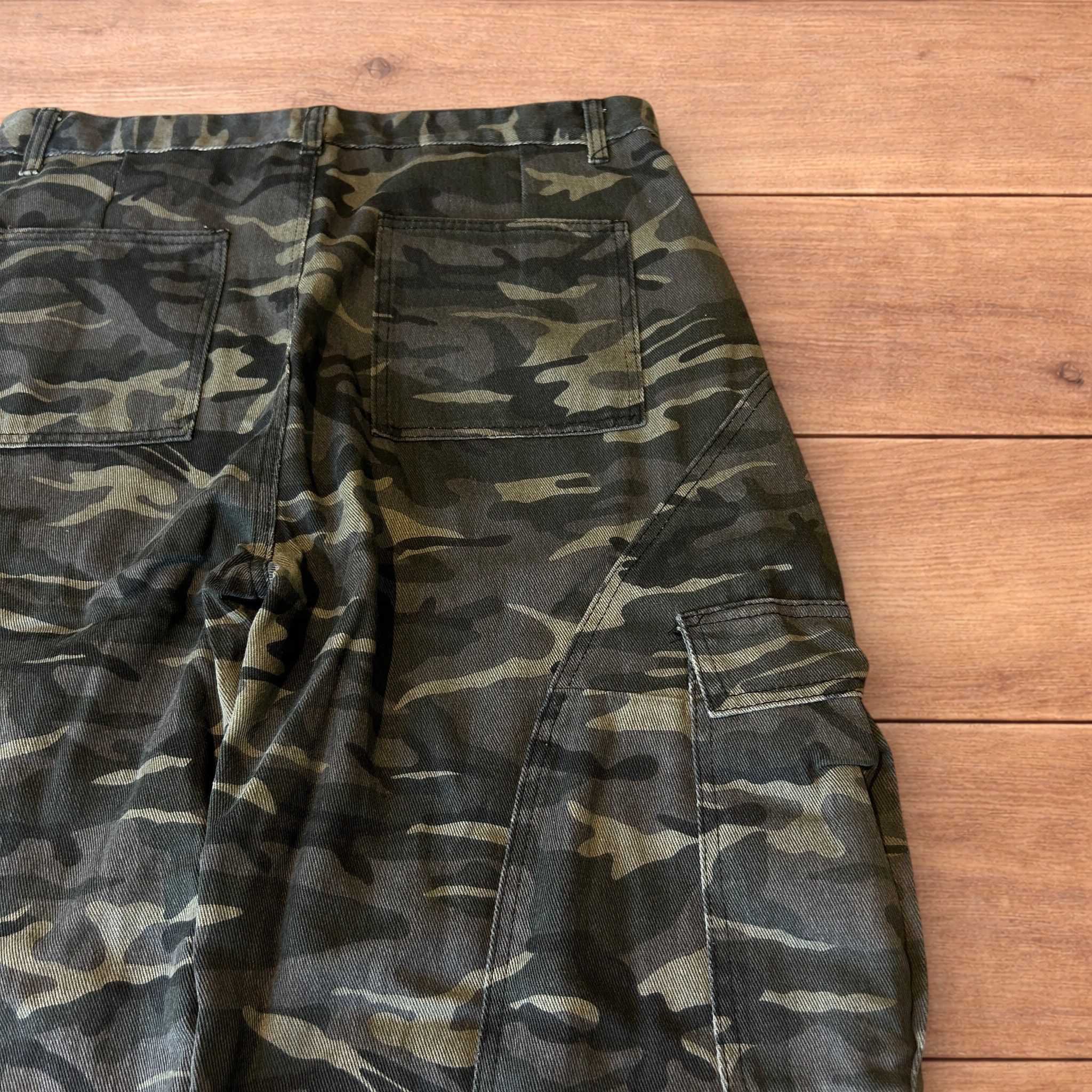Japanese Brand Super baggy wide leg cargo carpenter trousers in army camo. Size US 36 / EU 52 - 4 Thumbnail