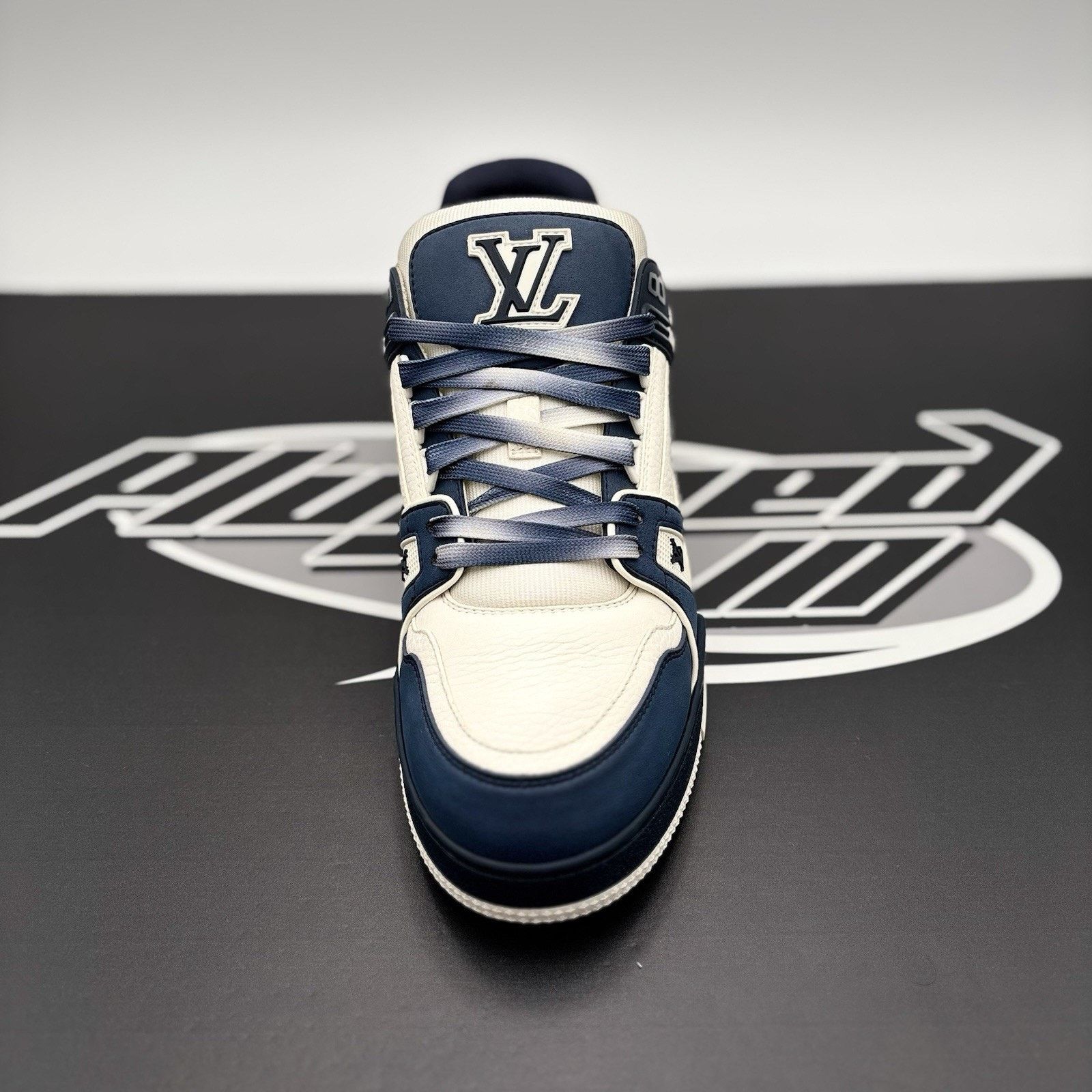 Louis Vuitton (7-7.5 US) Louis Vuitton Trainer ' White Navy '| GREAT COND! Size US 7.5 / EU 40-41 - 14 Thumbnail